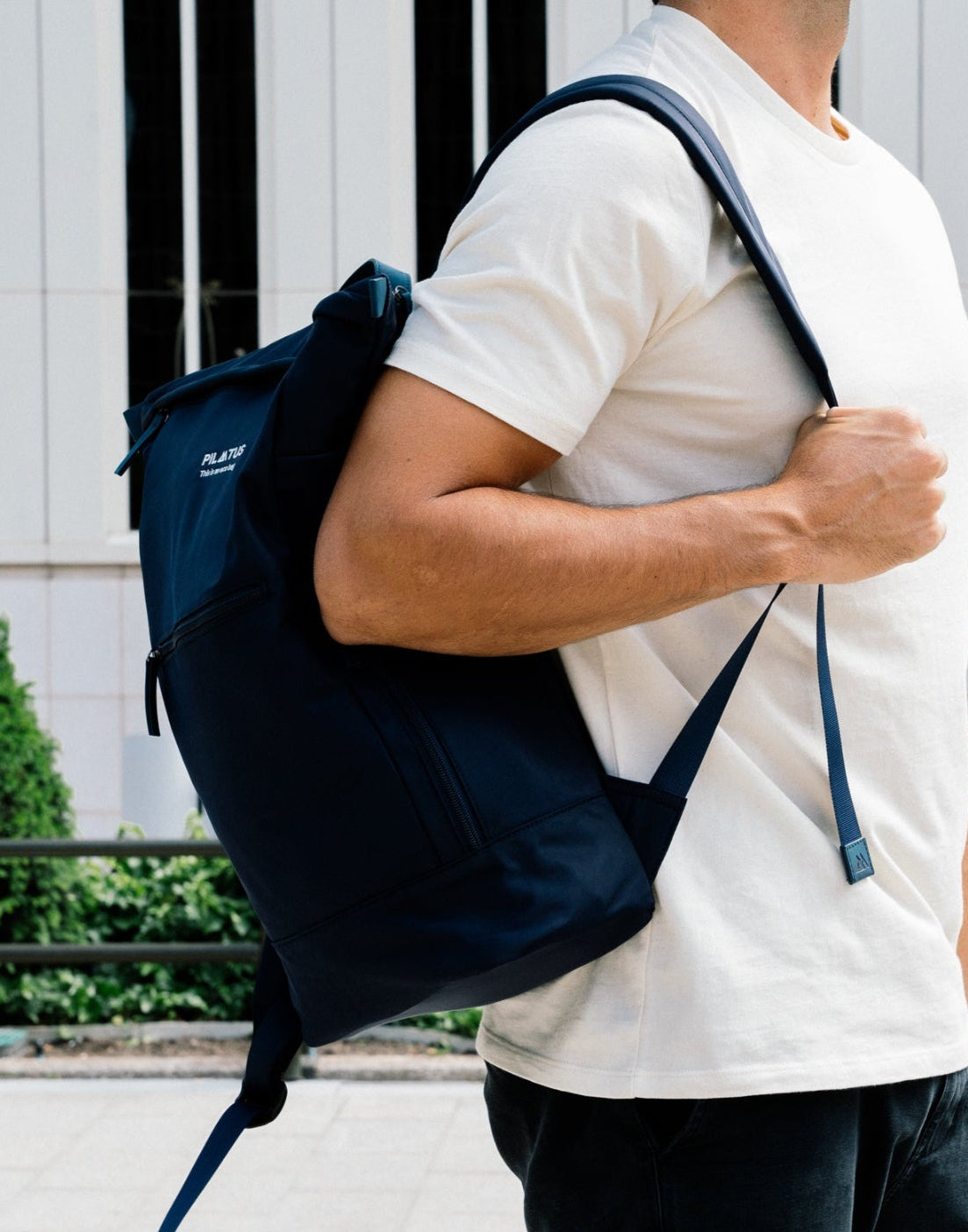 Chico de perfil corporativo con mochila executive azul