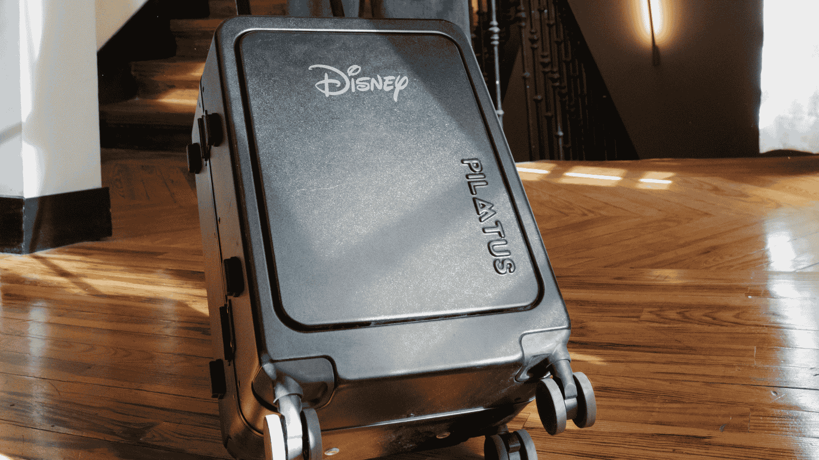 Maleta de cabina personalizada con logo de Disney para viajar