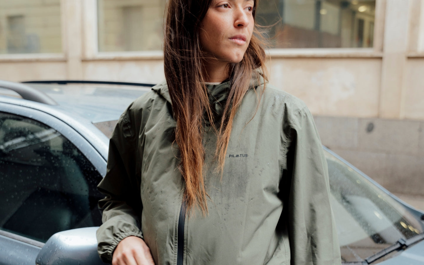 Chica morena con chubasquero verde caqui de pilatus brand.