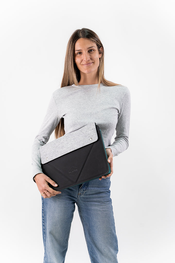 funda de ordenador negra sostenible modelo chica