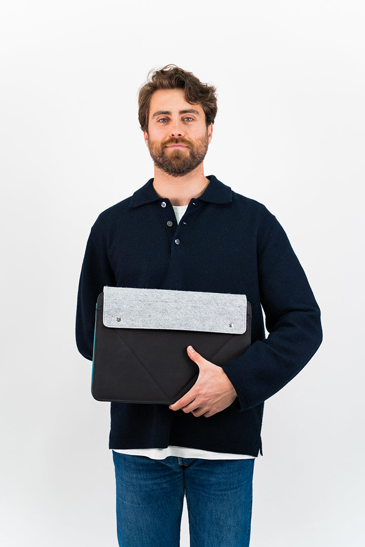 funda de ordenador negra sostenible modelo chica