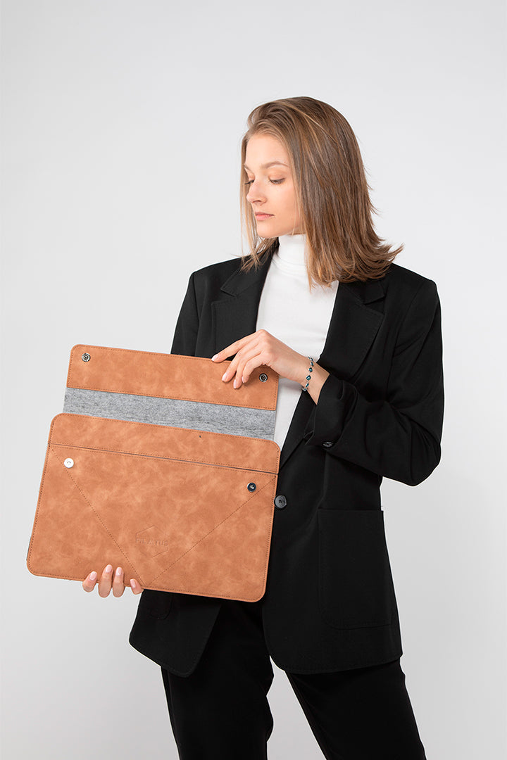 funda marrón caramelo sostenible modelo chica