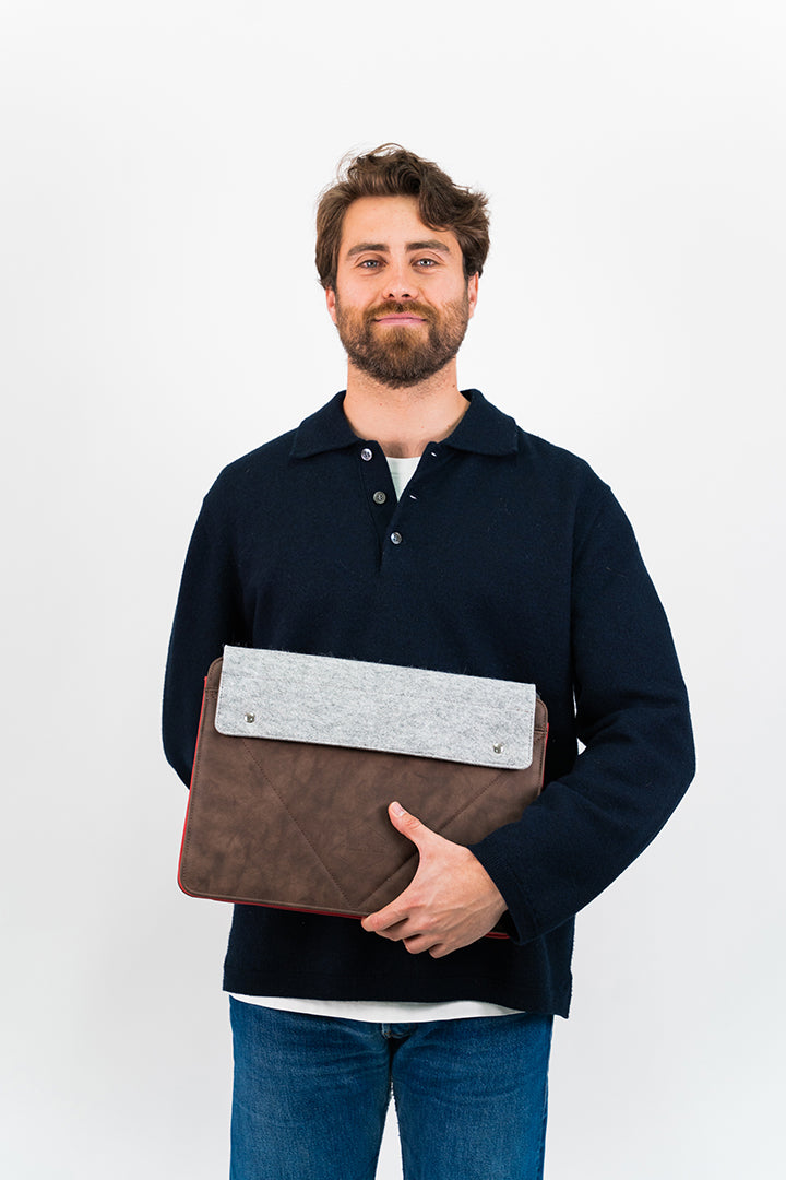 funda de ordenador marrón sostenible modelo chico