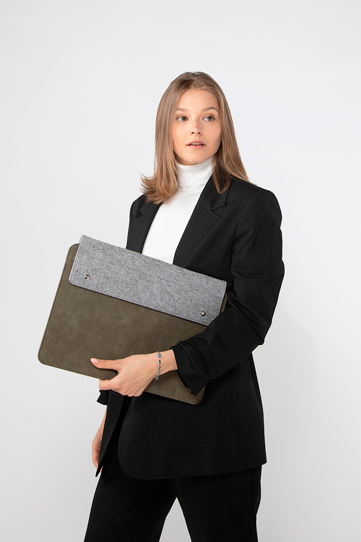 funda de ordenador verde sostenible modelo chica