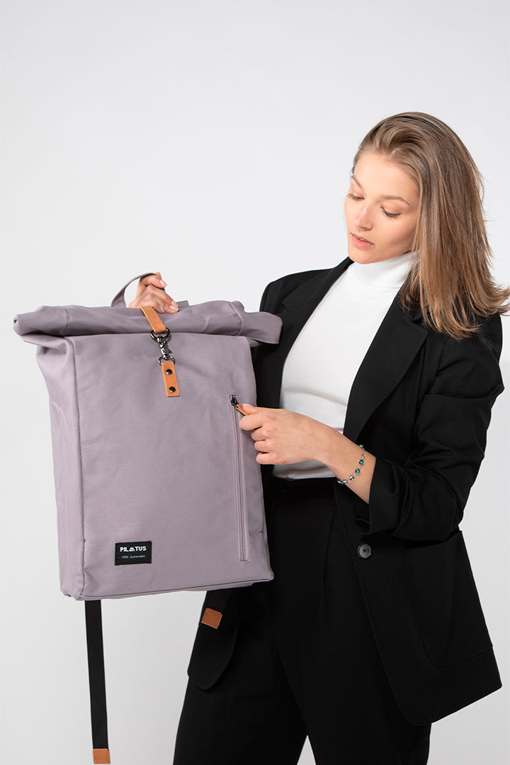 mochila lila sostenible modelo chica