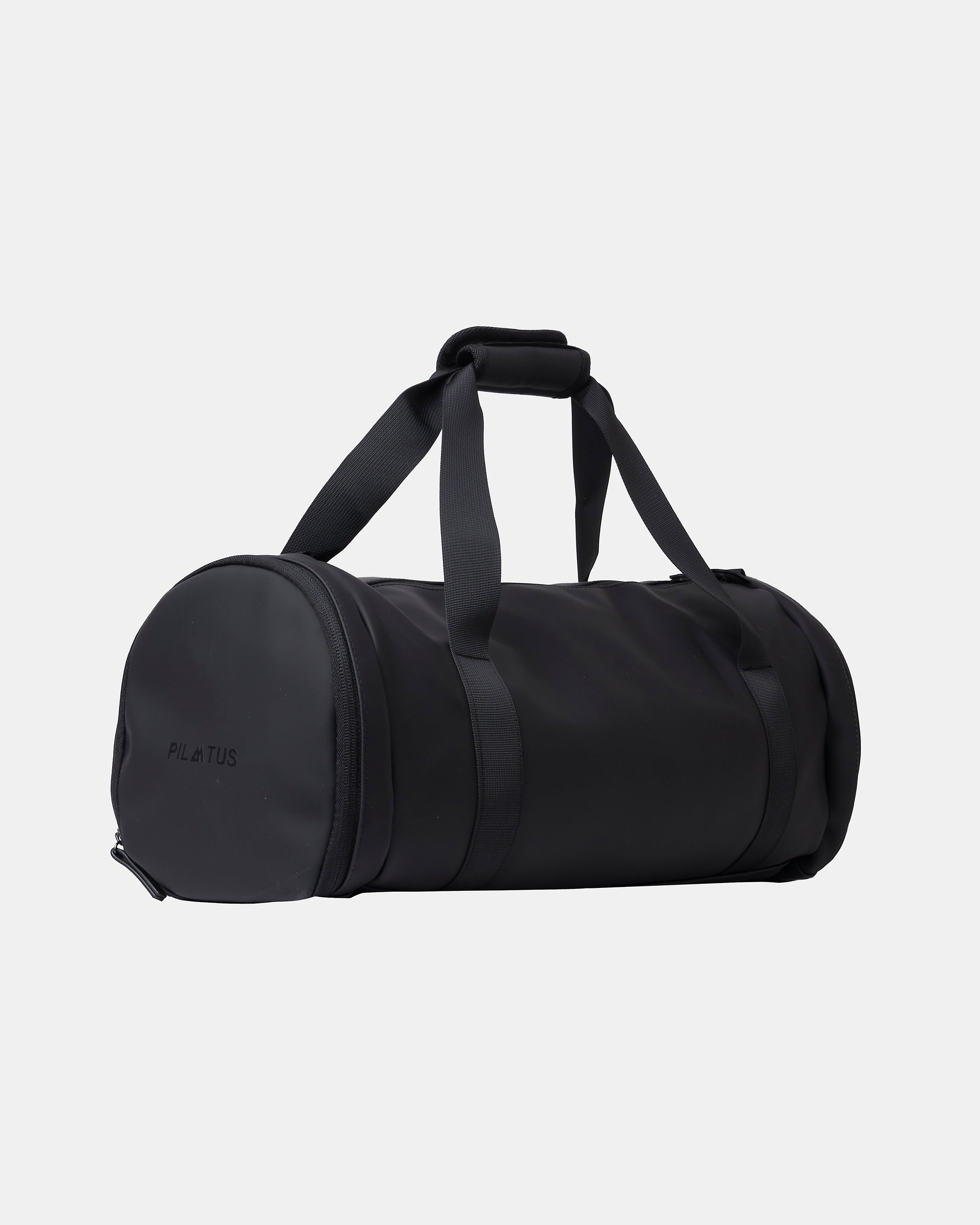 Bolsa de viaje negra con asas dobles y acolchado de agarre; cuerpo cilíndrico sobre fondo neutro. Texto: PILATUS