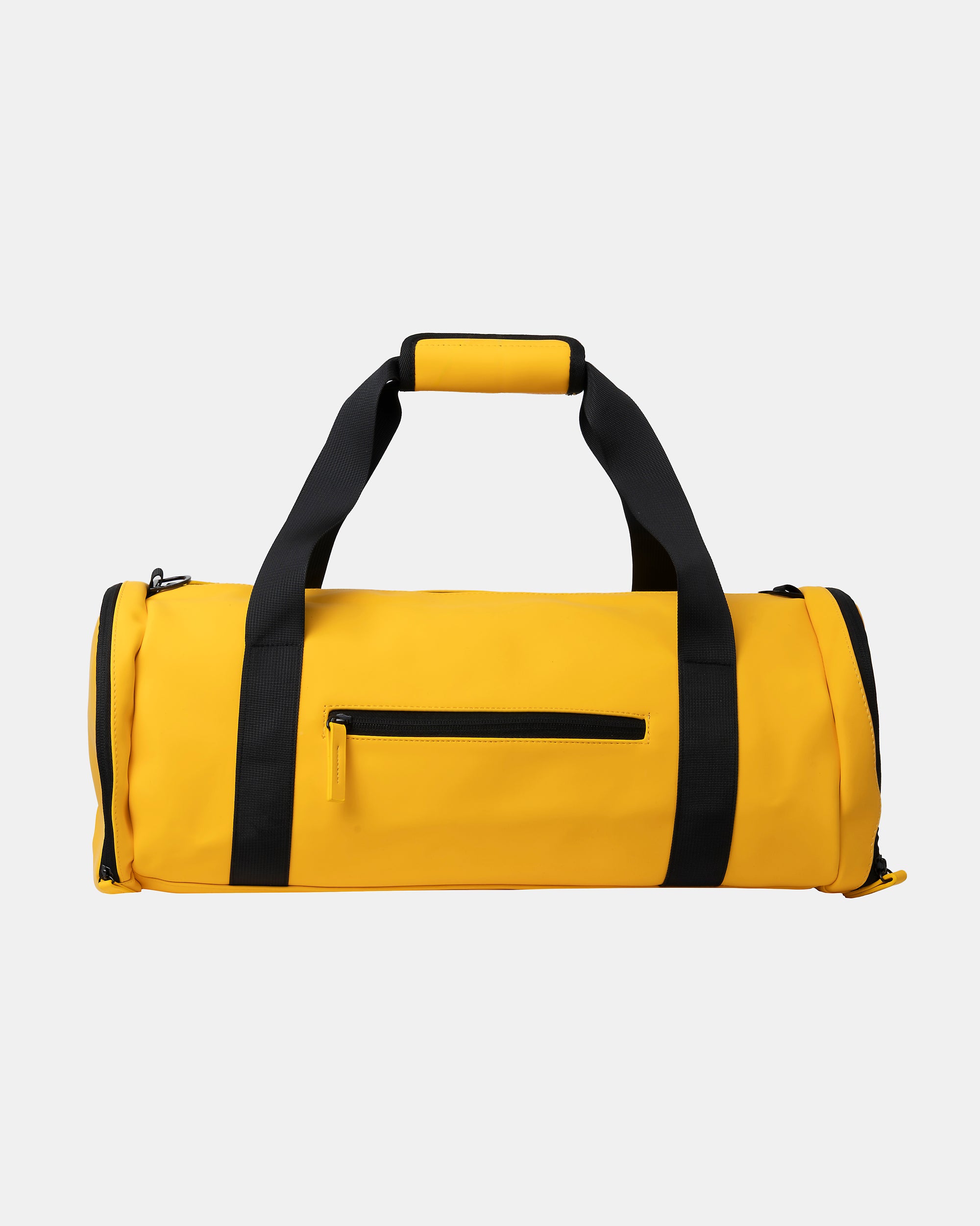 Bolsa de viaje amarilla con asas negras y bolsillo frontal con cremallera, apoyada sobre fondo liso gris claro
