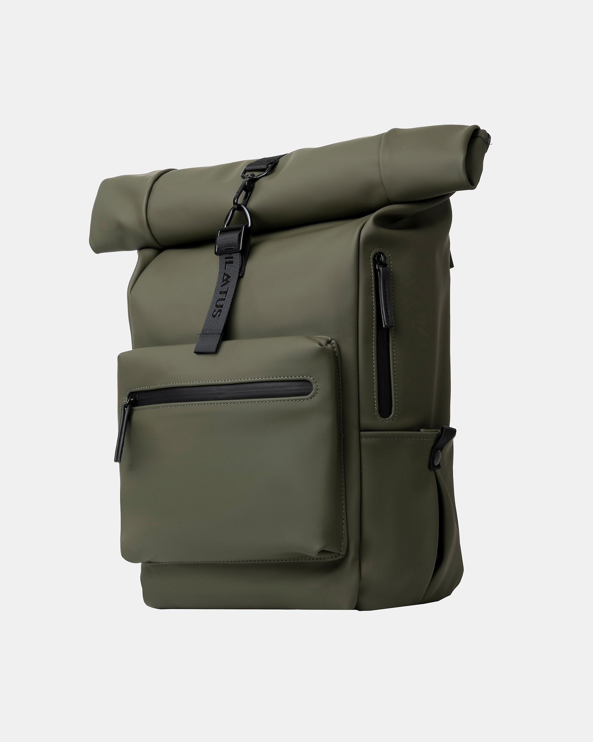 Mochila roll-top verde oliva con bolsillo frontal, cremalleras negras, correa con hebilla y texto PILATUS