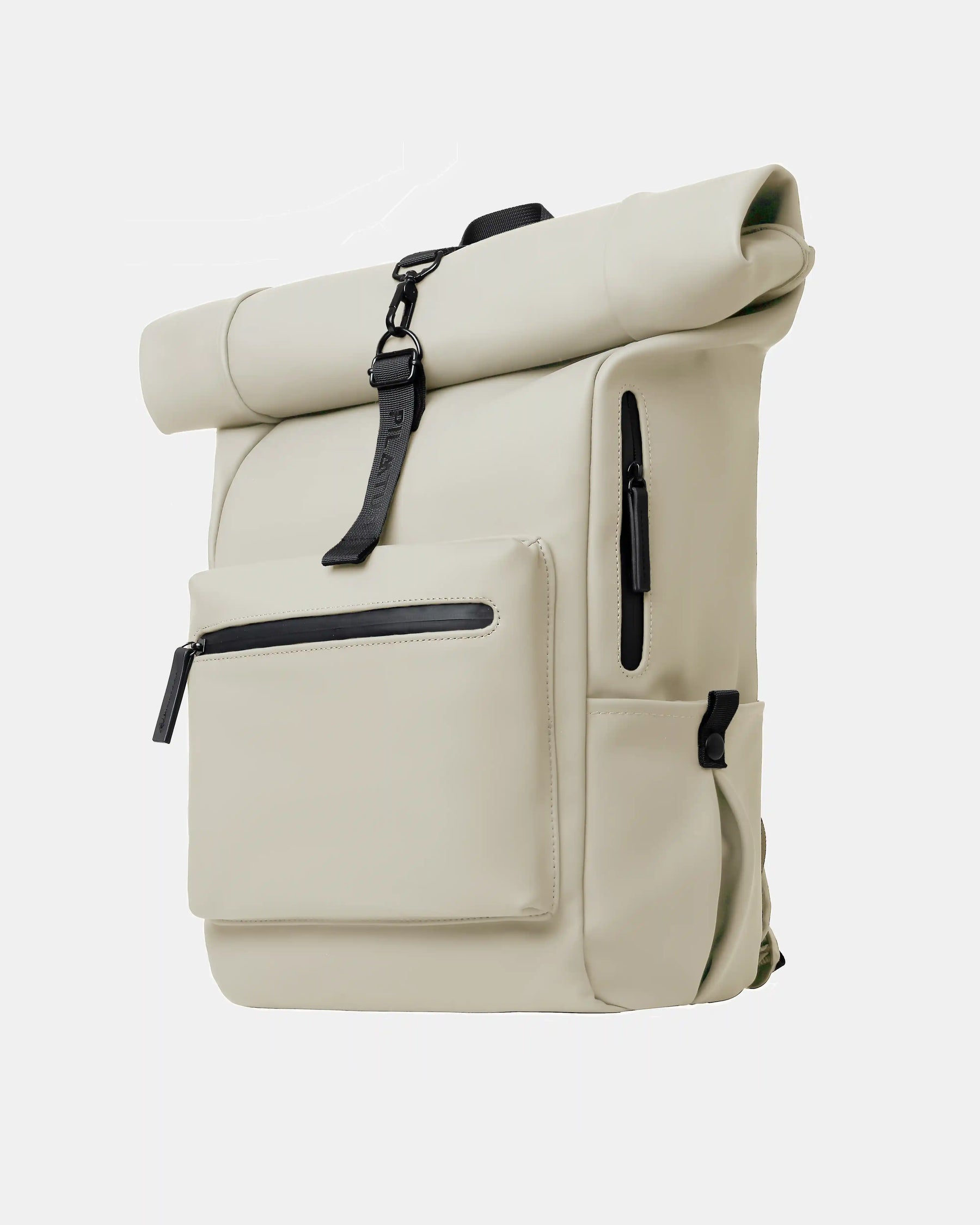 Mochila roll-top beige con cierre enrollable, correa negra con mosquetón, bolsillo frontal y cremalleras impermeables