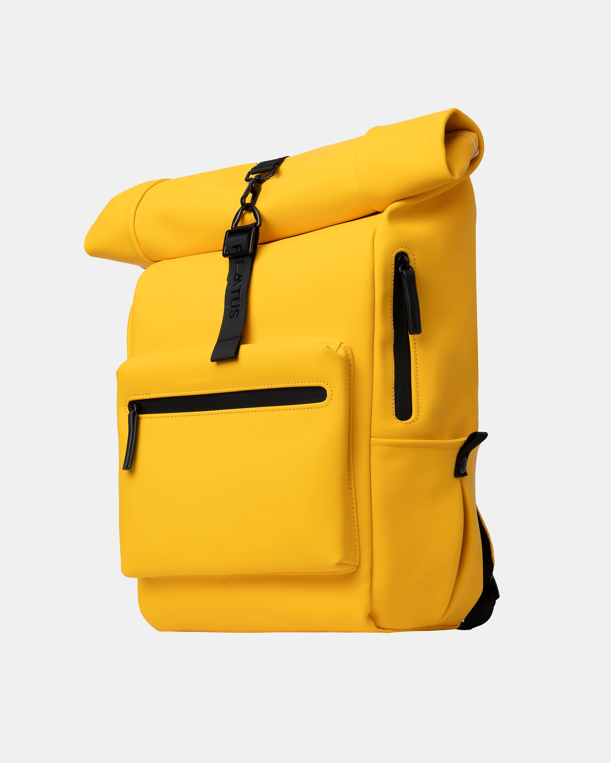 Mochila roll‑top amarilla con hebilla y tirantes negros; bolsillo frontal y cremalleras impermeables. Texto: PILATUS