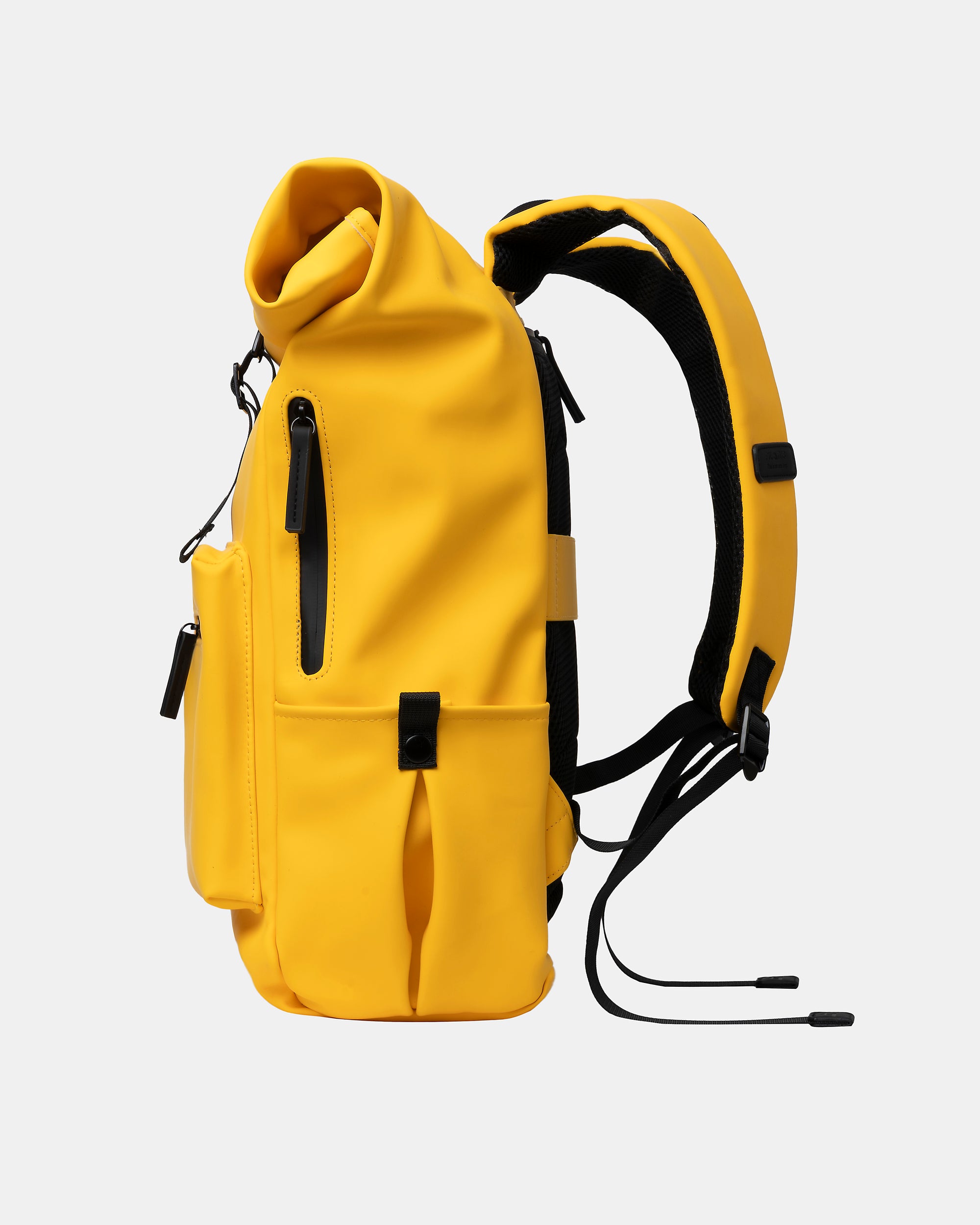 Mochila amarilla impermeable de cierre enrollable con tirantes acolchados negros; bolsillo vertical con cremallera y correa