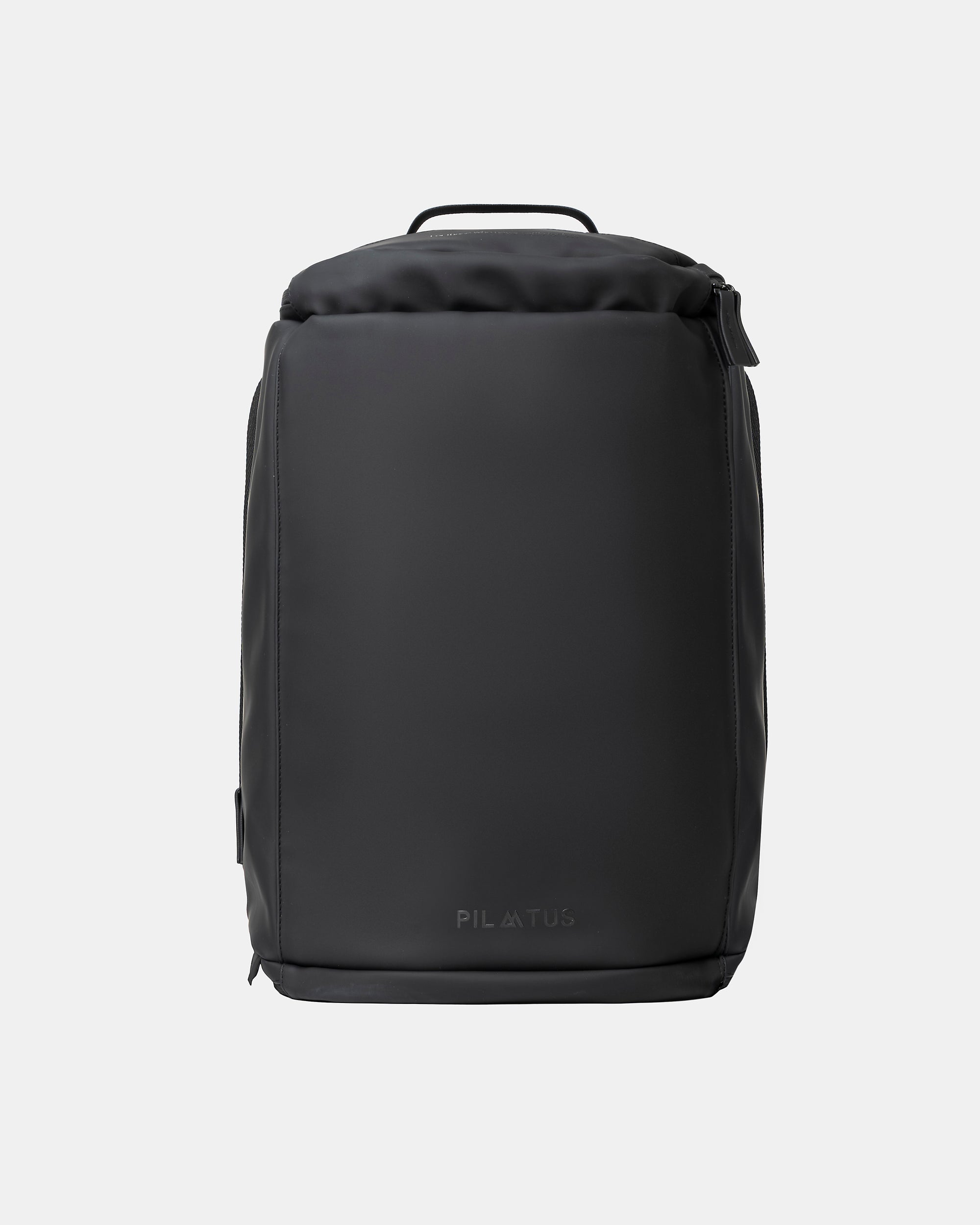 Mochila negra minimalista con frontal acolchado y cremallera lateral, asa superior visible. Texto: PILATUS