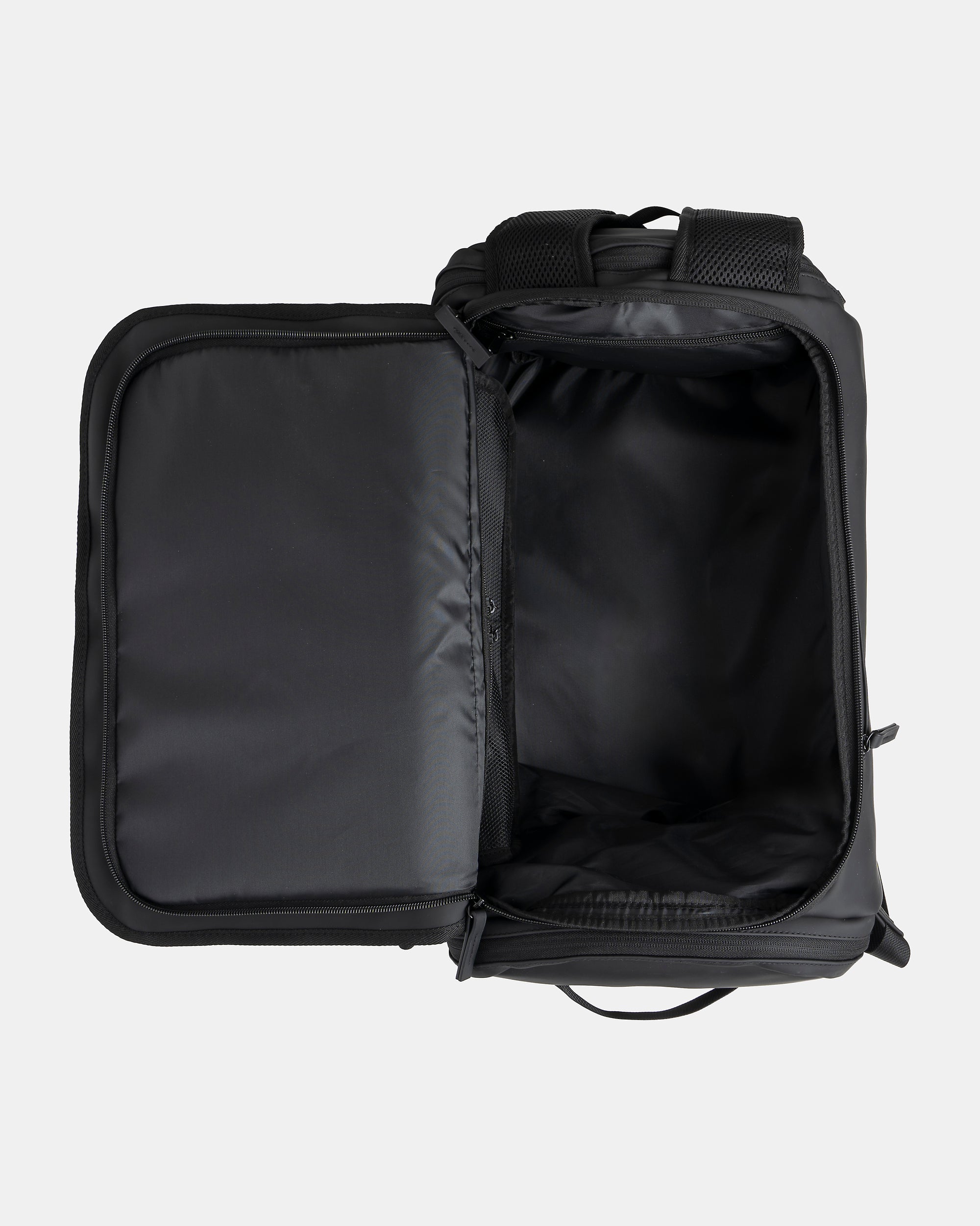 Mochila negra abierta, compartimento principal con cremallera y forro liso; bolsillo interior de malla y correas acolchadas