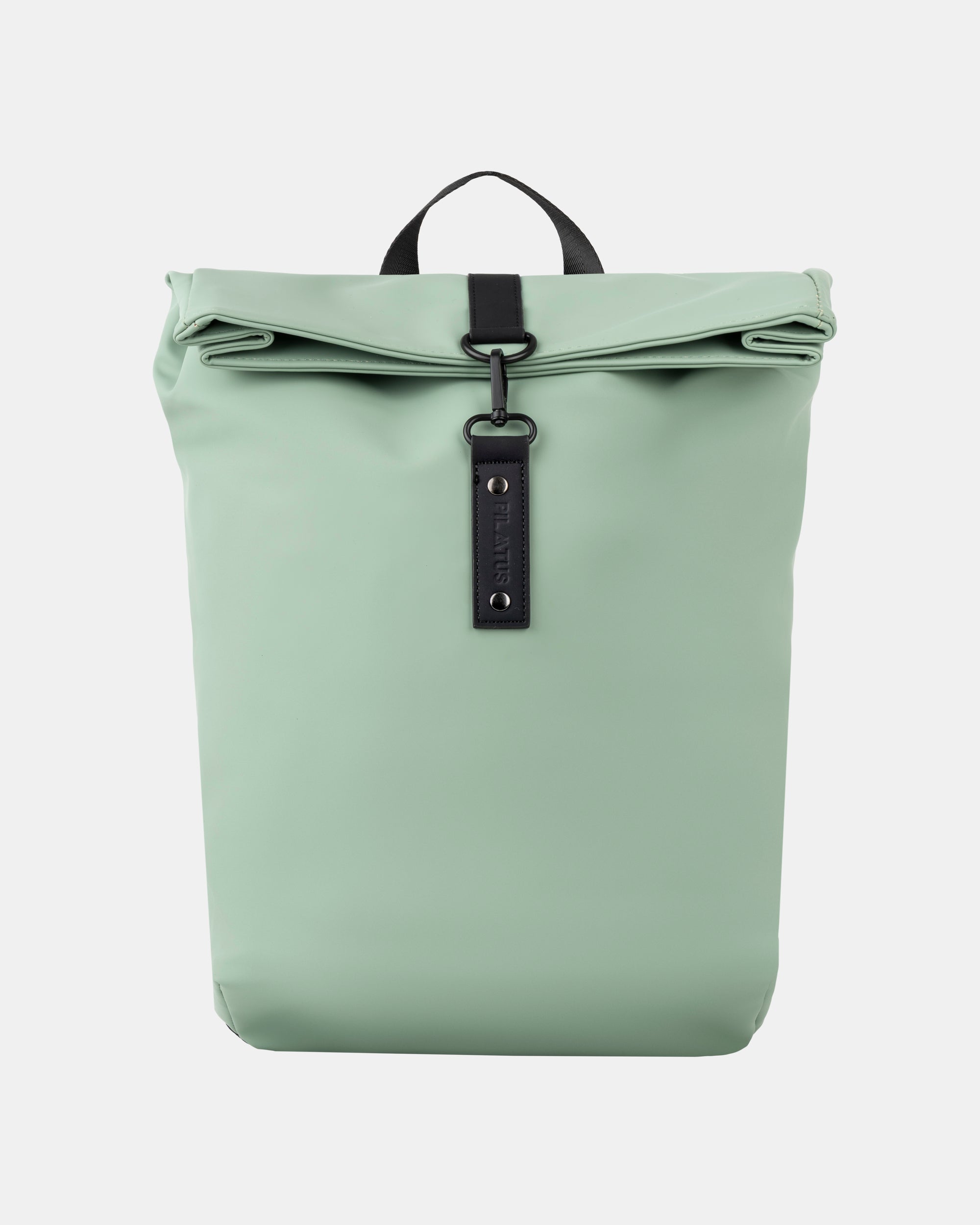 Mochila roll-top verde menta; cuerpo liso, cierre con hebilla negra y tira de cuero vertical. Texto: PILATUS