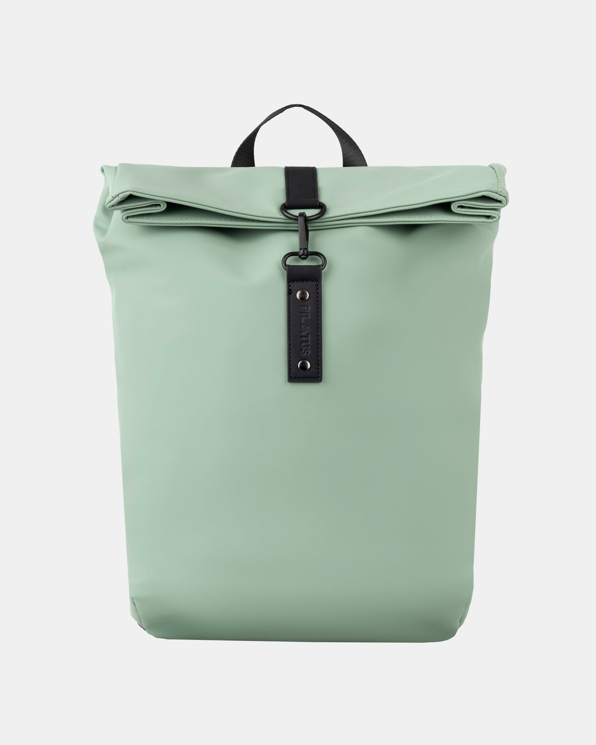 Mochila roll-top verde menta; cuerpo liso, cierre con hebilla negra y tira de cuero vertical. Texto: PILATUS