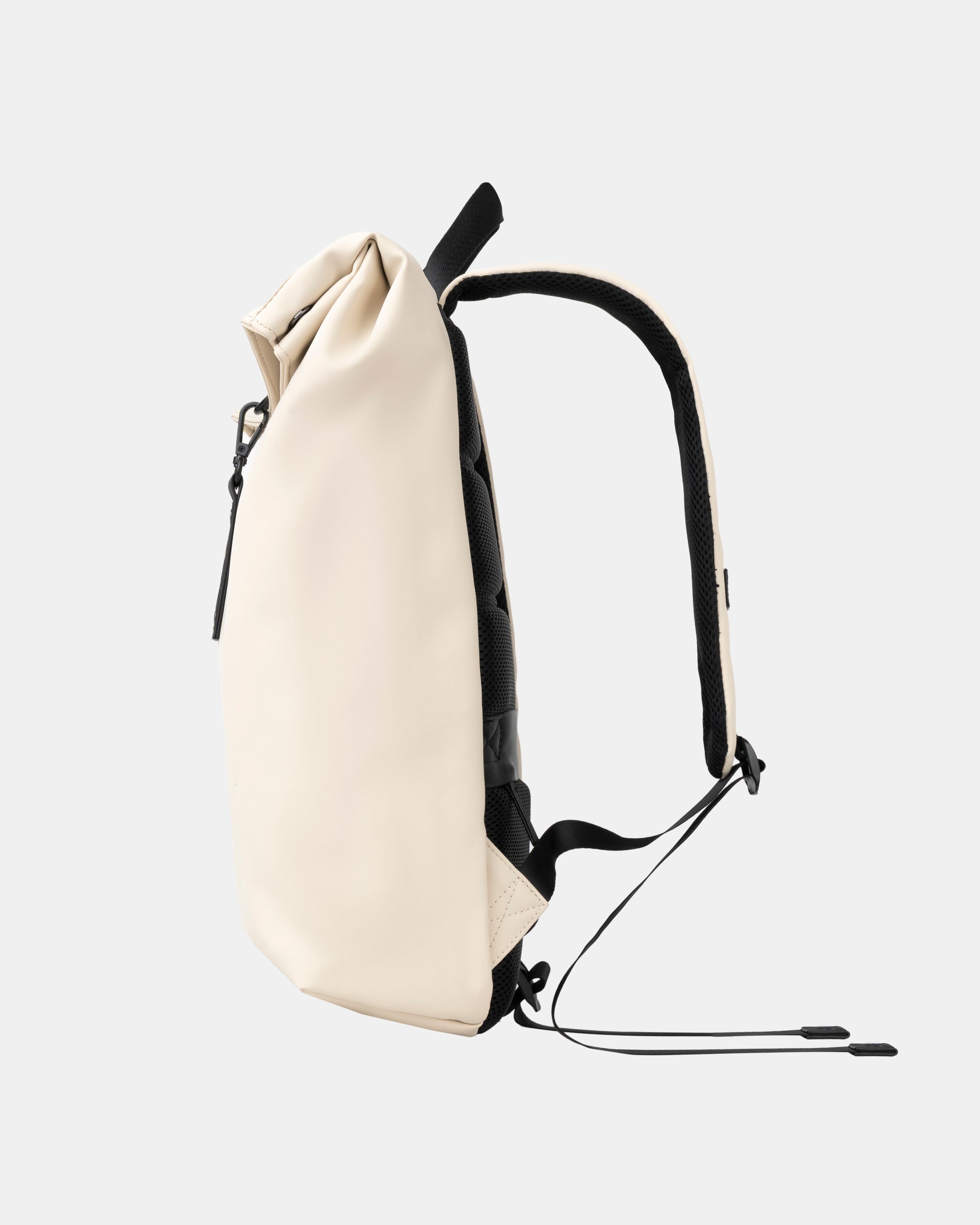 Mochila compacta beige con cierre enrollable y detalles negros; correa acolchada de malla negra, tiradores y cordón