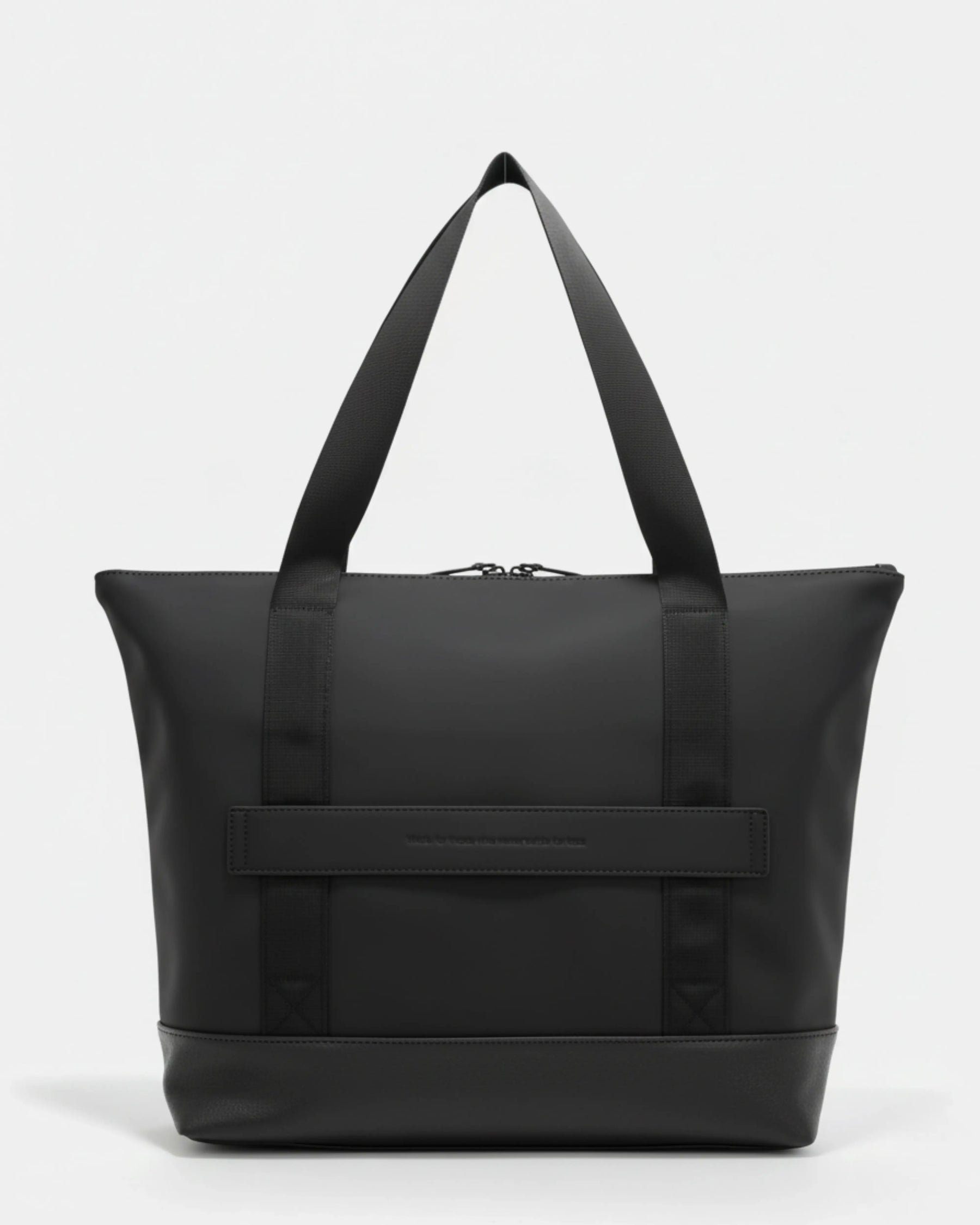 Bolso tote negro con asas dobles, cierre superior con cremallera y refuerzos verticales; base en material texturizado