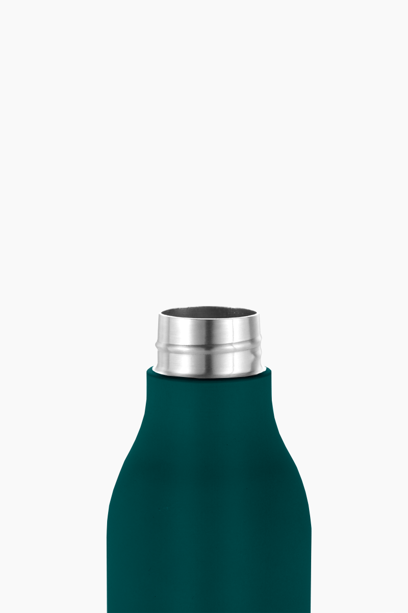 Botella térmica de acero inoxidable verde oscuro, boca sin tapa con rosca metálica visible; fondo blanco minimalista