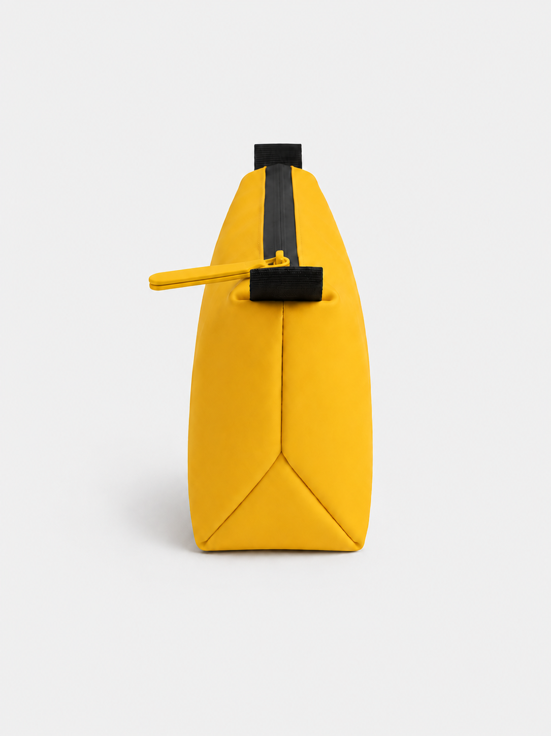 Neceser amarillo con cremallera vertical negra y tirador amarillo; asa lateral negra, base con costuras triangulares