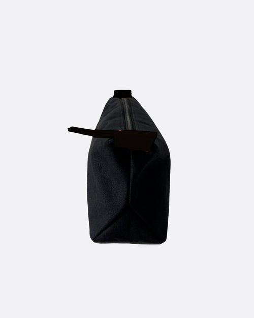 Neceser rectangular negro con cremallera superior y tira de agarre, mostrado de lado sobre fondo blanco minimalista