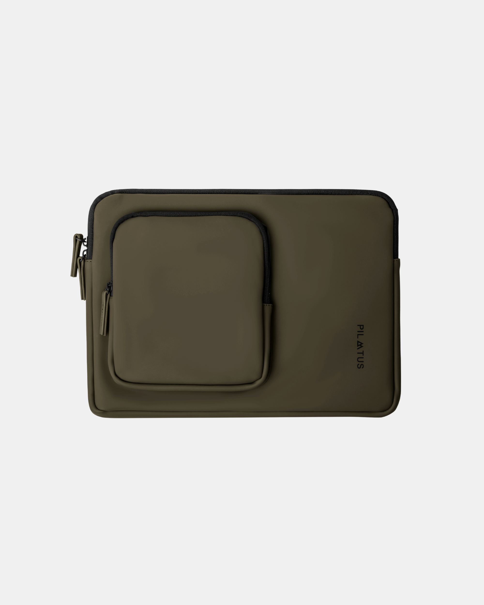 Funda rectangular verde oliva con bolsillo frontal acolchado. Texto: PIL▲TUS (vertical, parcialmente visible)