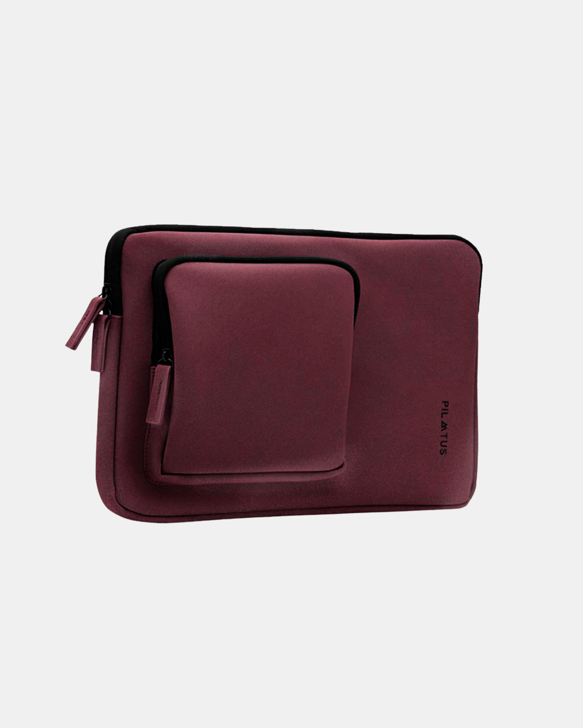 Funda para portátil granate con bolsillo frontal acolchado y cremalleras negras, sobre fondo blanco. Texto: PILATUS