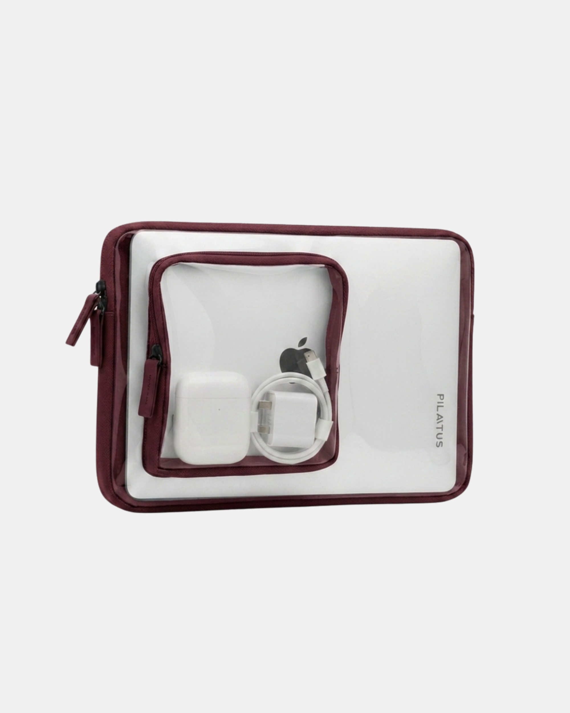 Funda transparente con bordes burdeos para portátil; bolsillo frontal muestra cargador, cable y estuche. Texto: PILATUS