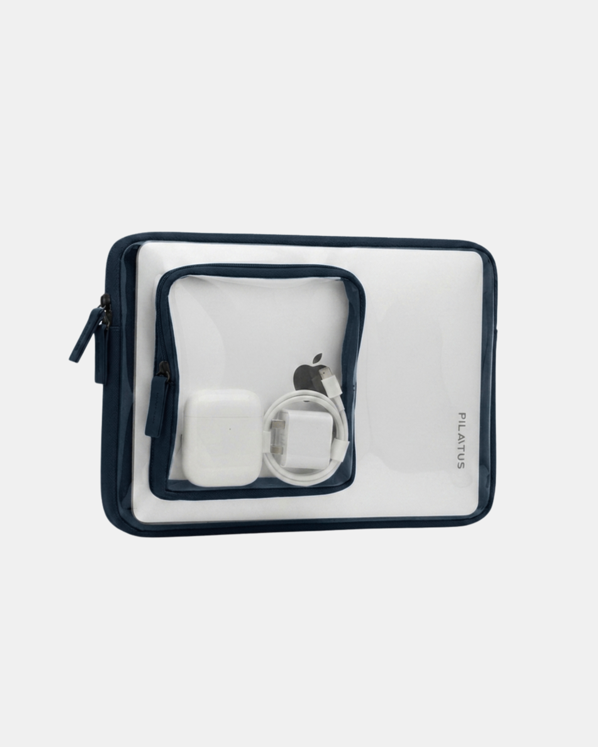 Funda transparente con ribete azul marino que muestra un portátil blanco y un bolsillo frontal con cargador. Texto: PILAITUS