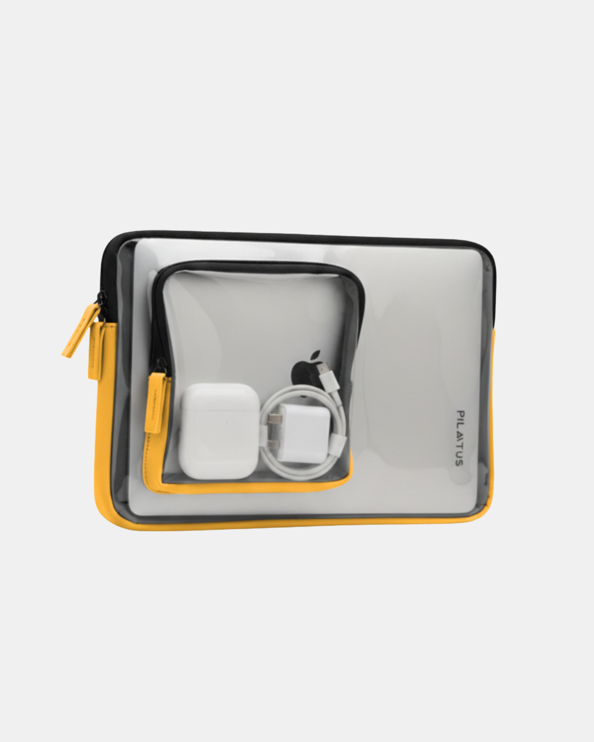 Neceser transparente con ribetes amarillos que contiene cargador, cable USB y estuche. Texto: PILATUS