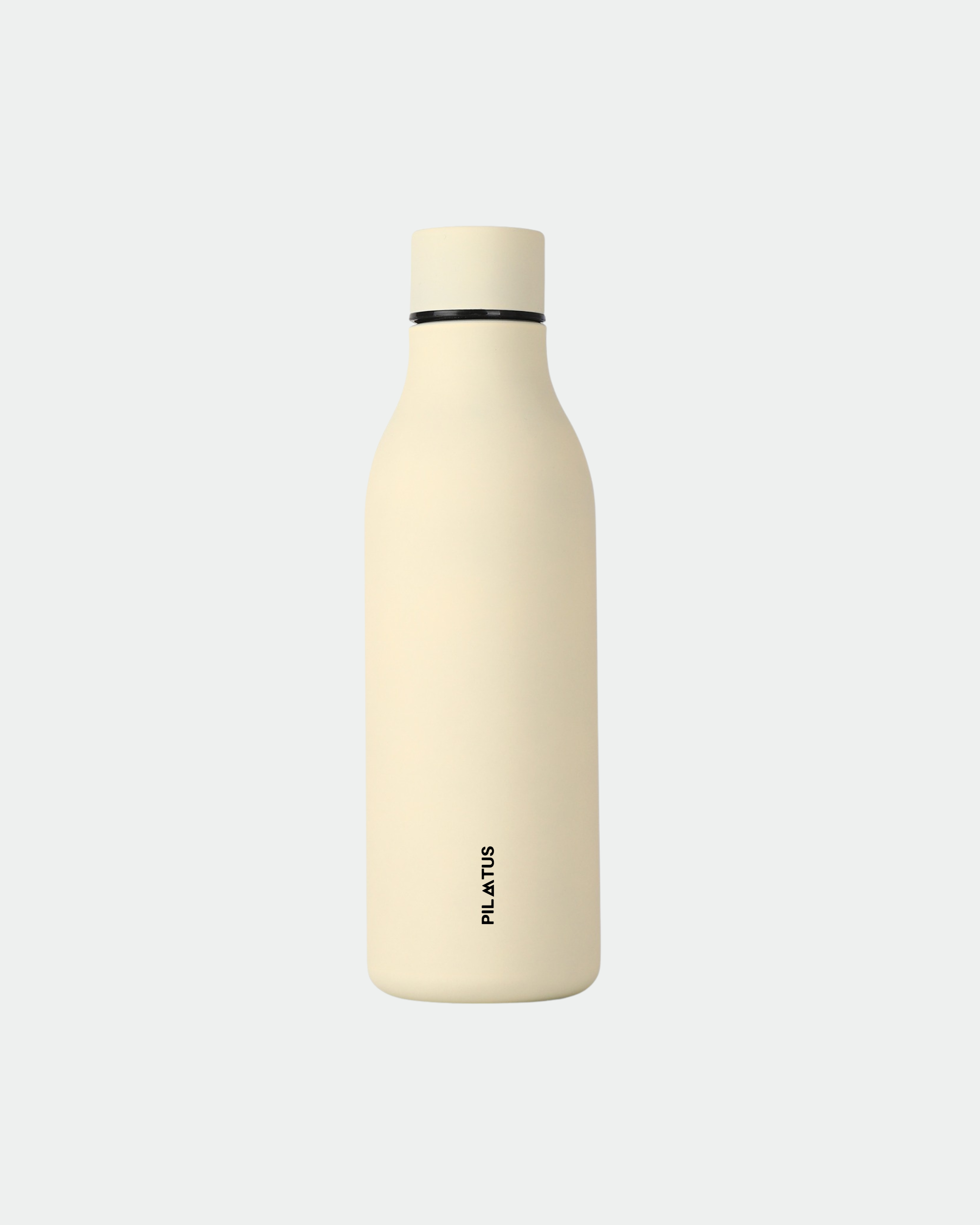 Botella térmica color crema en primer plano; fondo liso gris claro. Texto: PILATUS