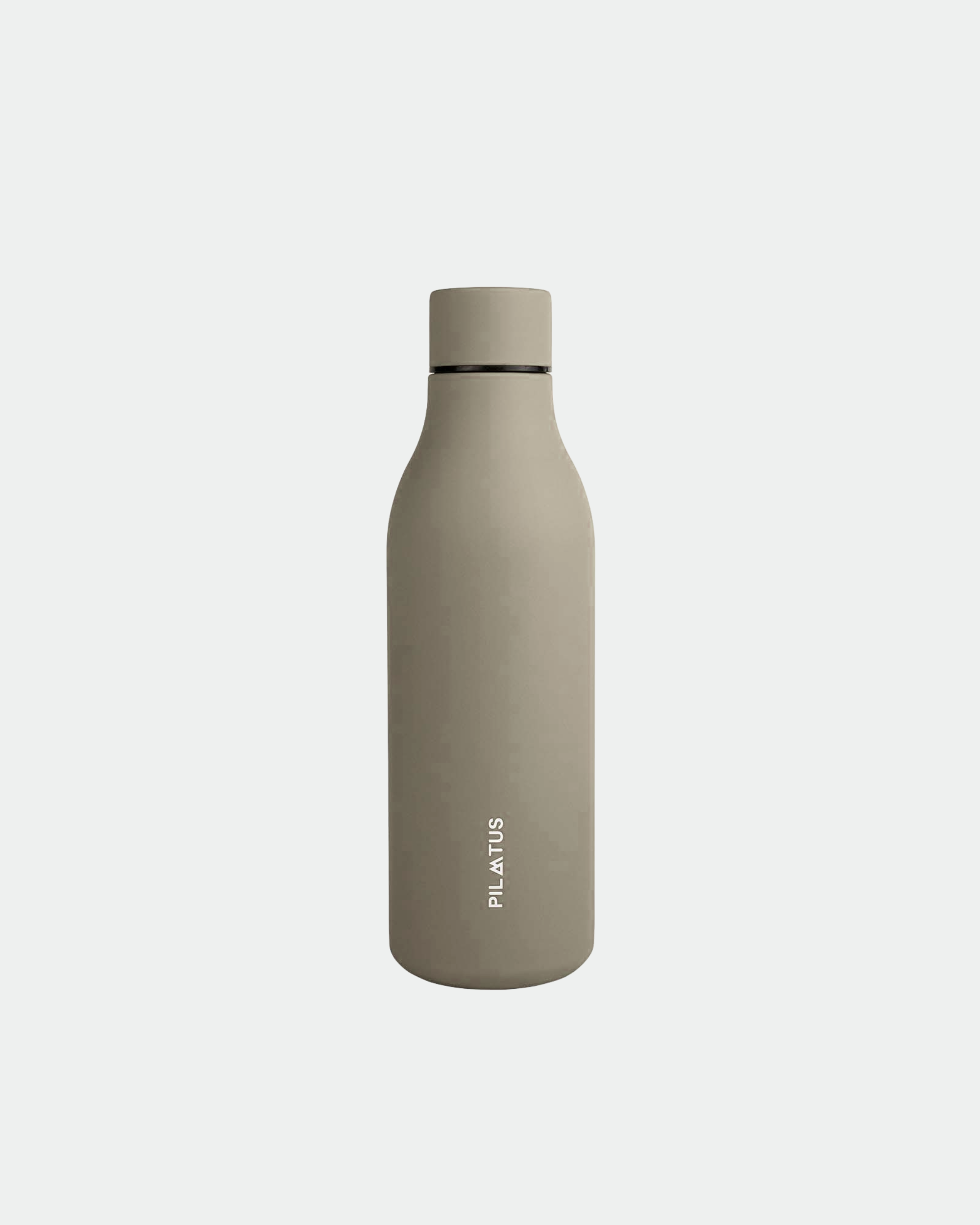 Botella térmica beige de forma cilíndrica con tapa roscada; centrada sobre fondo claro. Texto: PILATUS