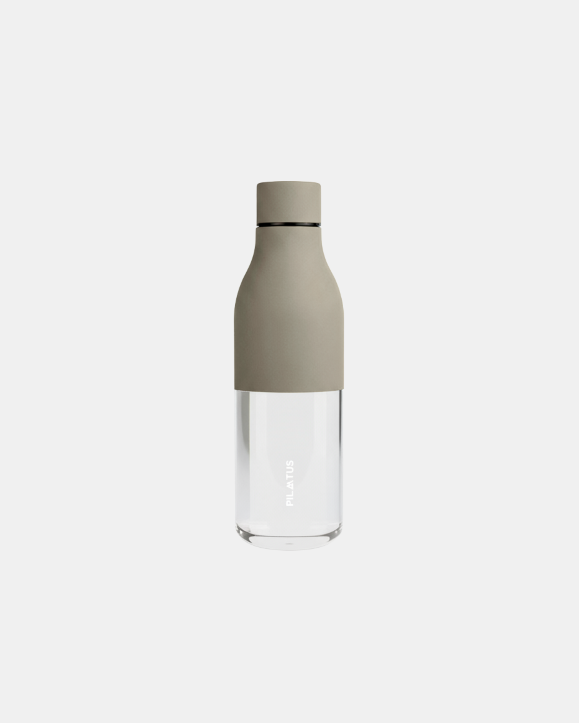 Botella de cristal con tapa beige; cuerpo transparente y cuello curvado. Fondo blanco minimalista. Texto: PILATUS
