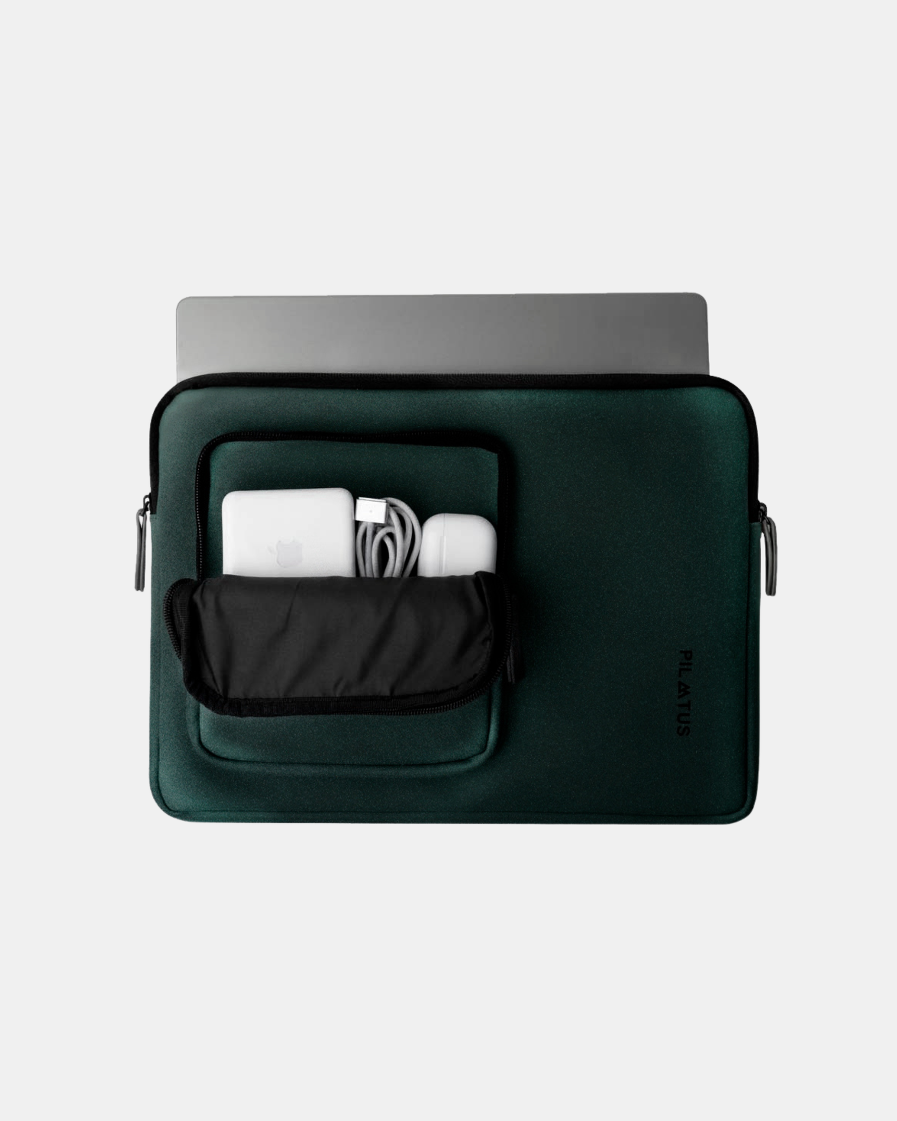 Funda sleeve acolchada verde oscuro; bolsillo frontal abierto con cargador, cable y auriculares. Texto: PILAMATUS