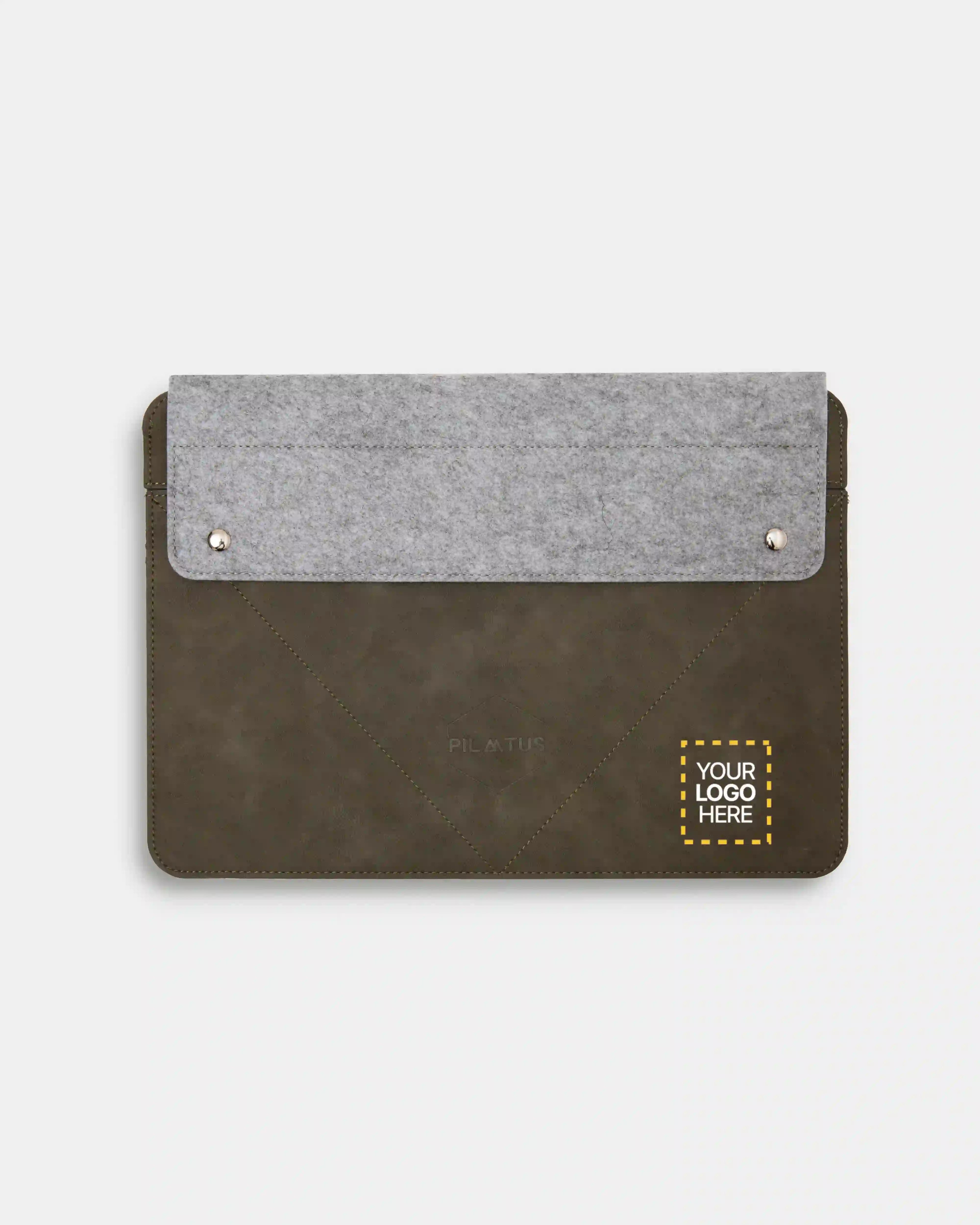 Funda de ordenador Classic personalizada green militar marca Pilatus Brand con espacio para logotipo corporativo