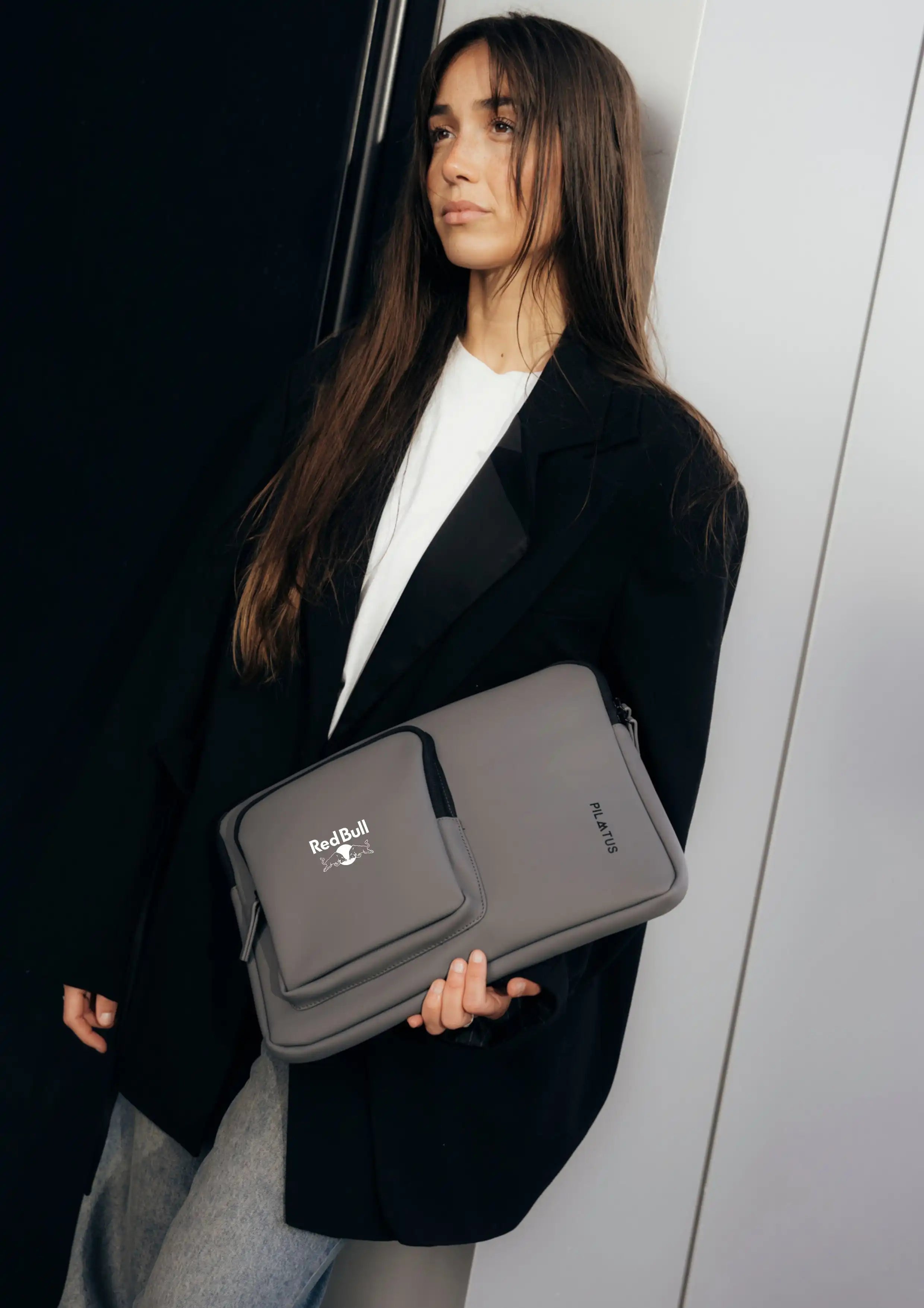 Mujer con funda personalizada Urban Sleeve en color Grey Navy con el logotipo de Red Bull.