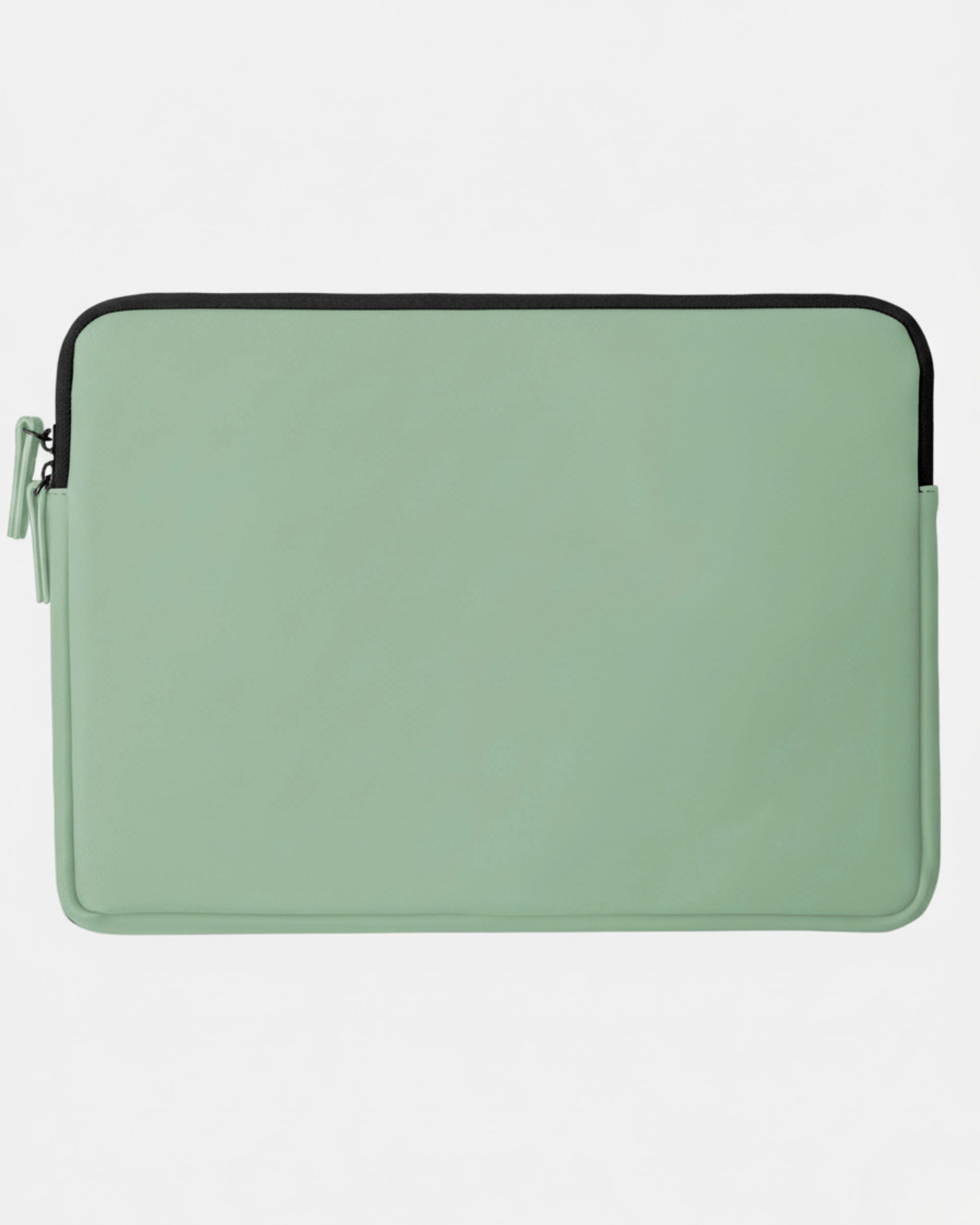 Funda para portátil verde menta con cremallera negra y doble tirador a la izquierda; fondo blanco liso