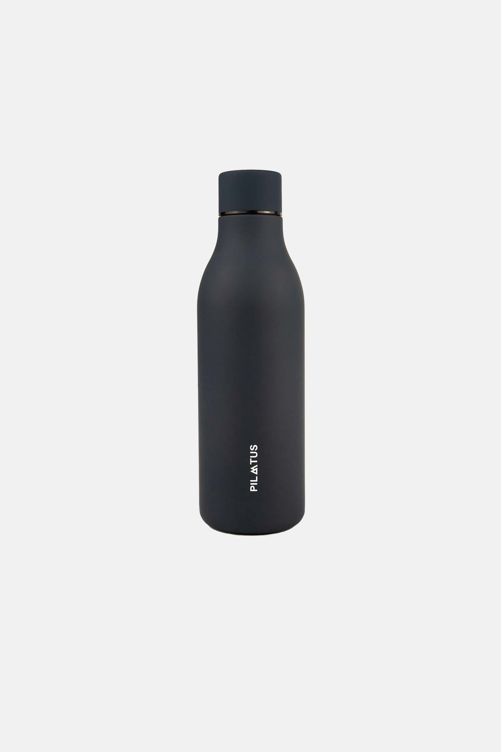 Botella térmica negra mate con tapa roscada; colocada sobre fondo blanco minimalista. Texto: PILATUS
