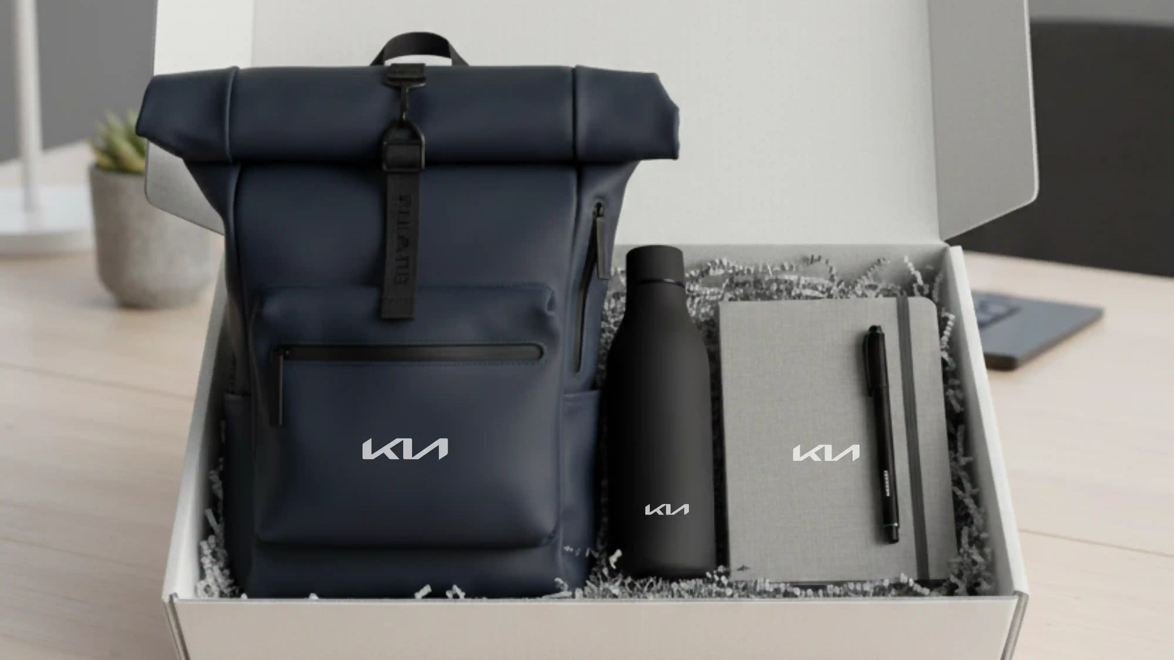 Welcome pack para empresas con mochila urban, libreta, botella de agua y bolígrafo con el logo de Kia.