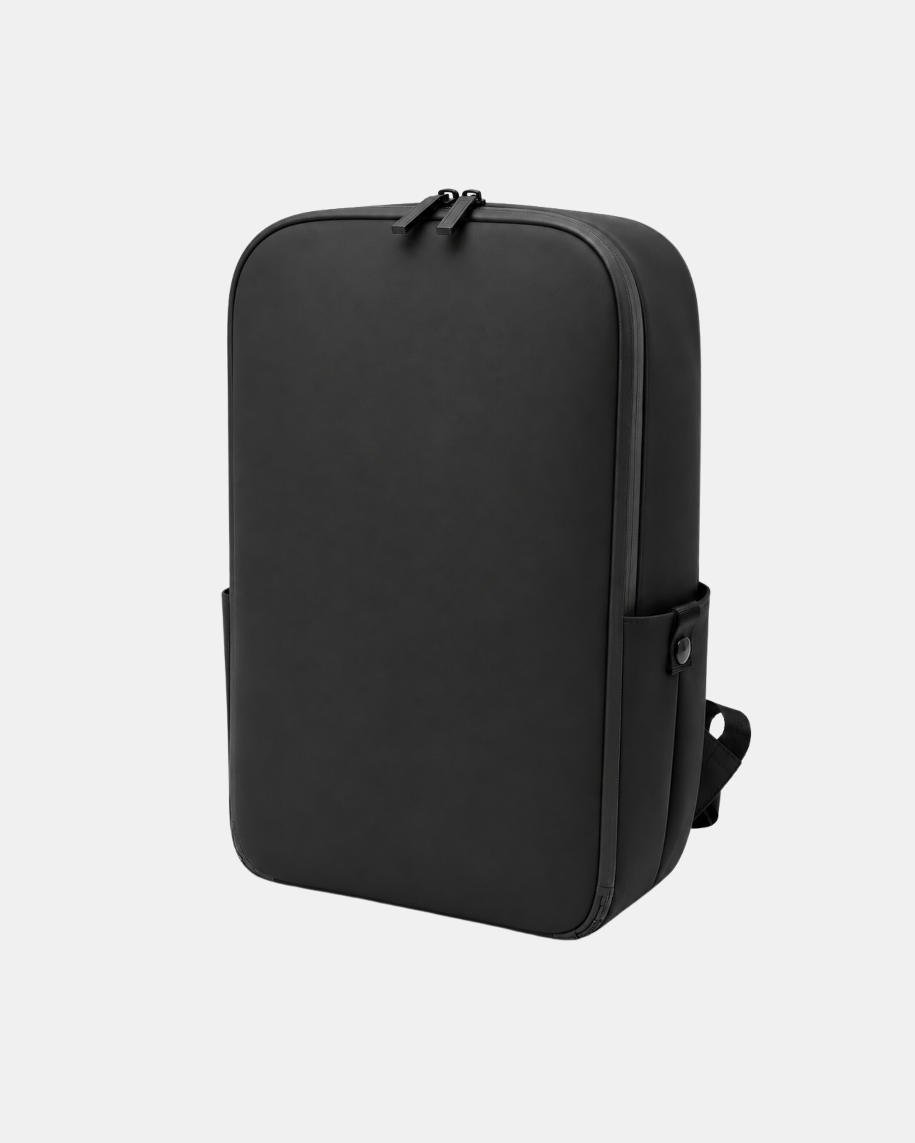 Mochila negra rectangular de líneas minimalistas, cremalleras dobles superiores, bolsillo lateral y tirantes visibles