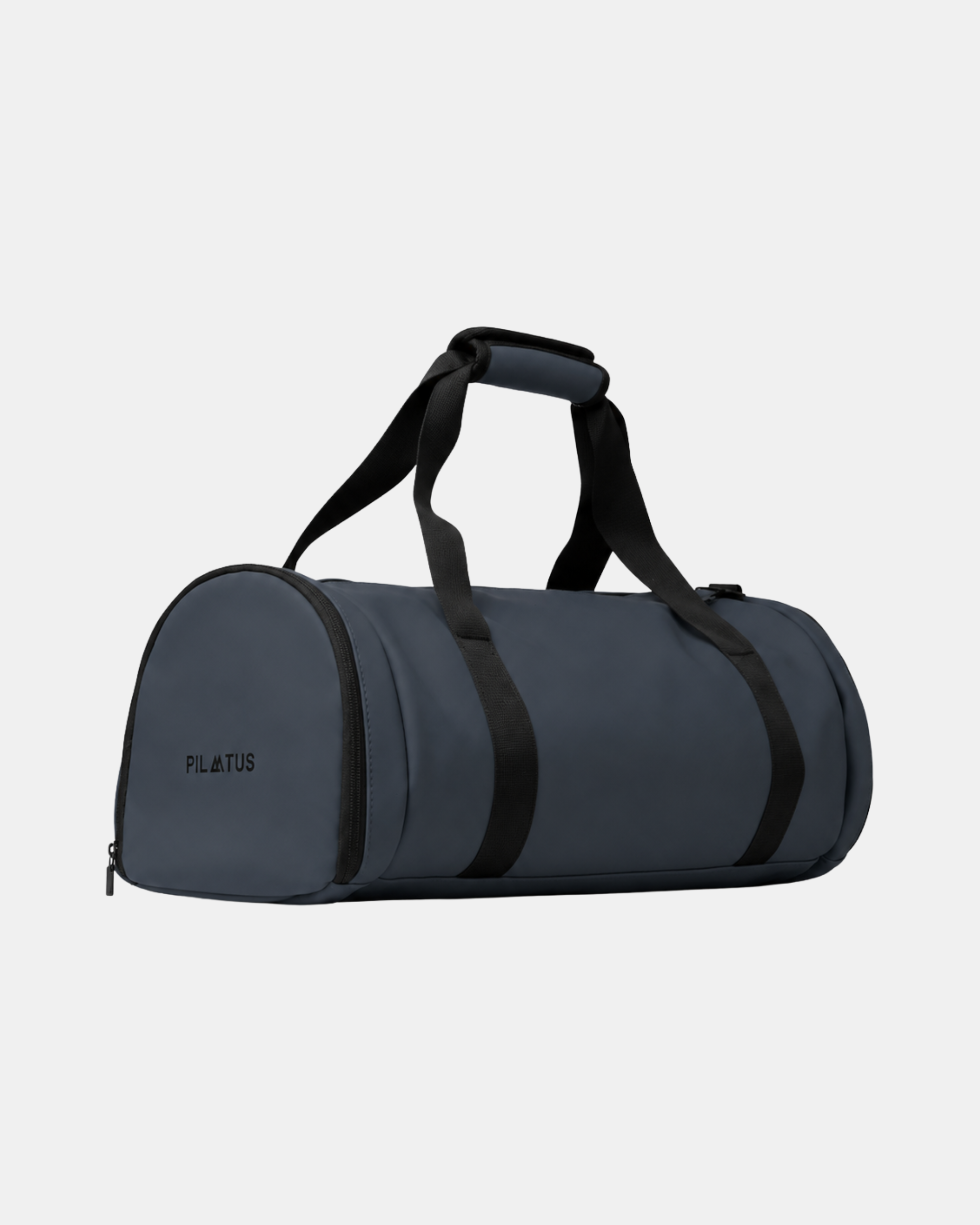 Bolsa de viaje cilíndrica azul marino con asas negras y logo PILATUS, correa acolchada y cremallera lateral