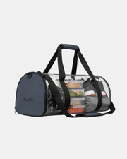 Bolsa deportiva transparente tipo duffel con asas acolchadas, mostrando tuppers con comida. Texto: PILATUS
