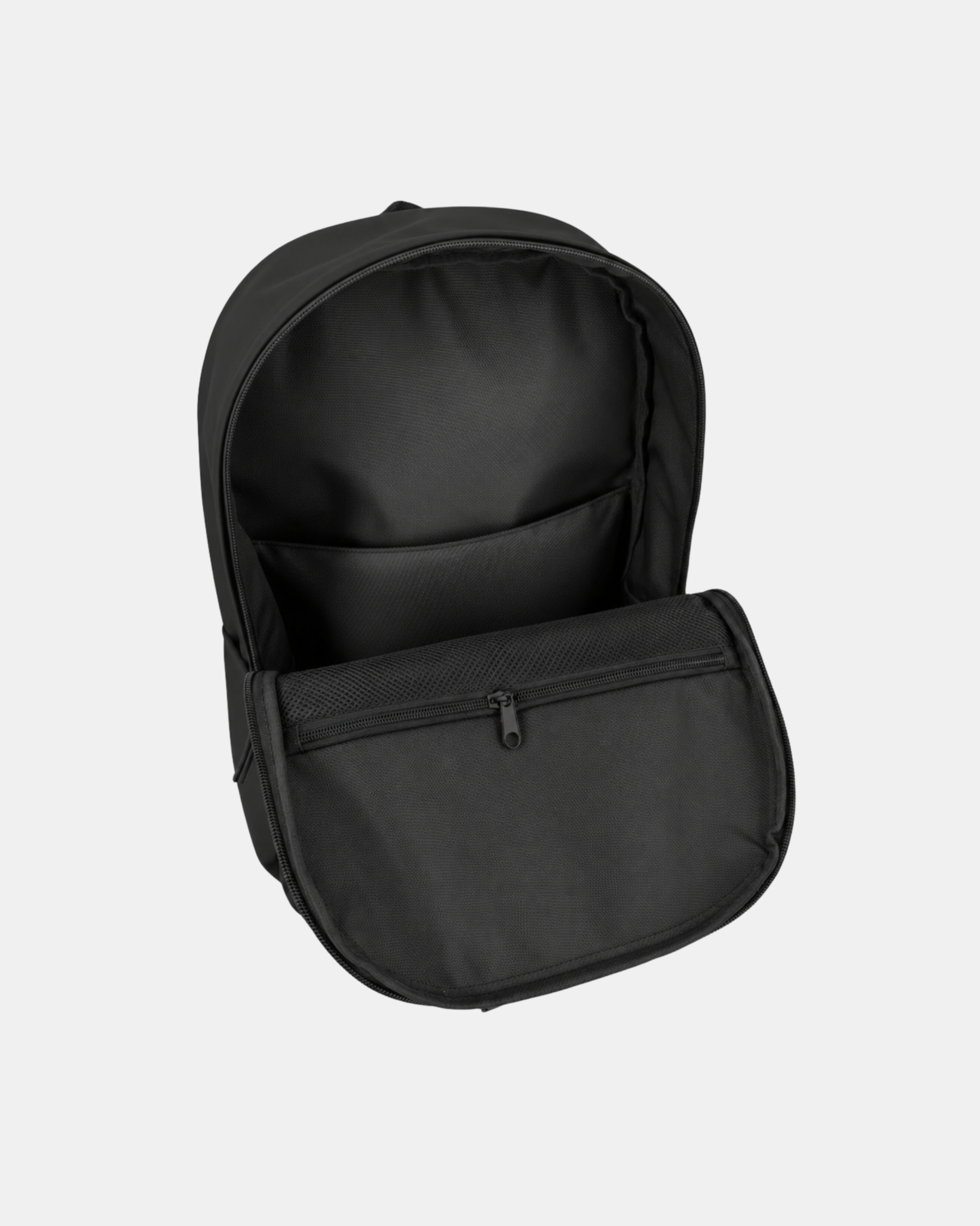 Mochila negra abierta mostrando compartimento principal acolchado y bolsillo interior con cremallera de malla en el forro