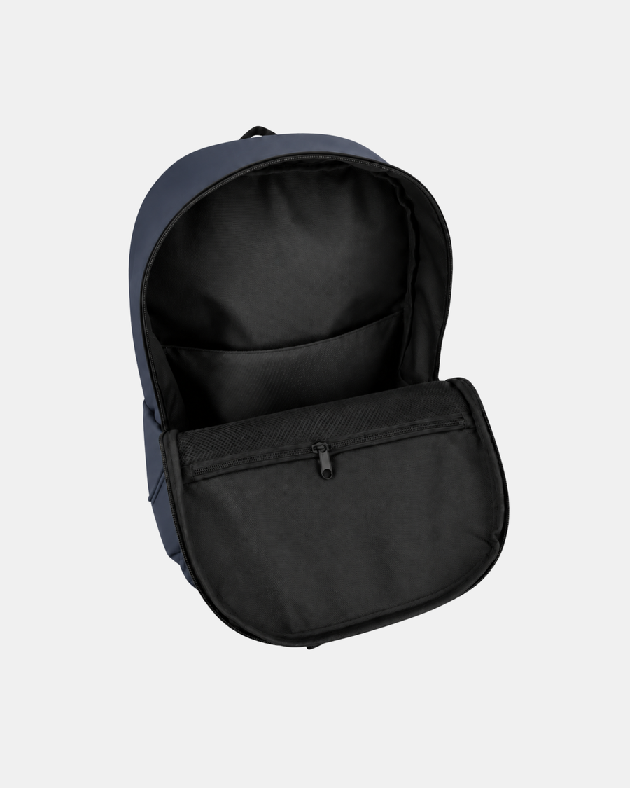 Mochila abierta mostrando compartimento principal acolchado y bolsillo trasero, tapa interior con cremallera y malla