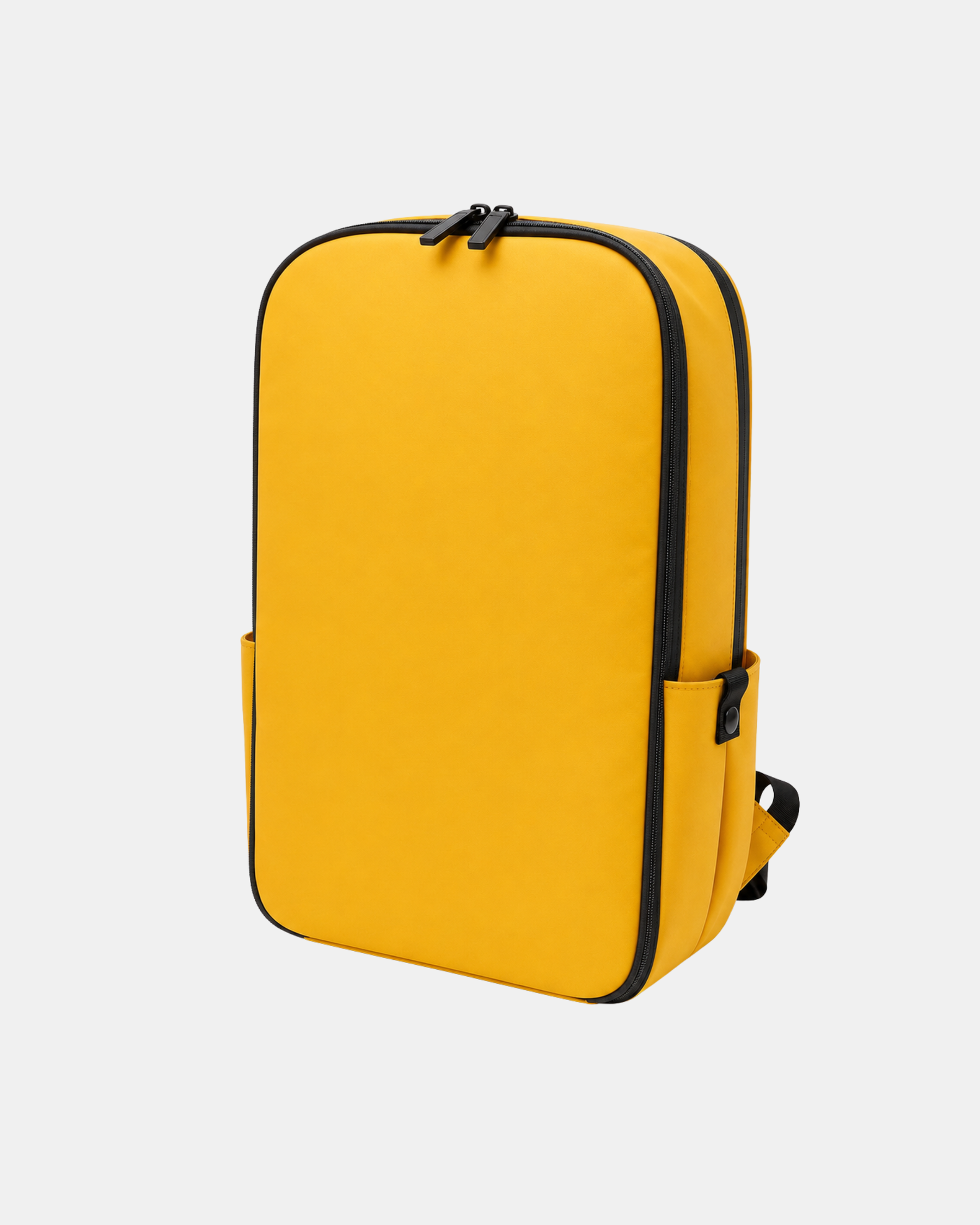 Mochila amarilla rectangular con cremalleras negras; primer plano sobre fondo gris claro