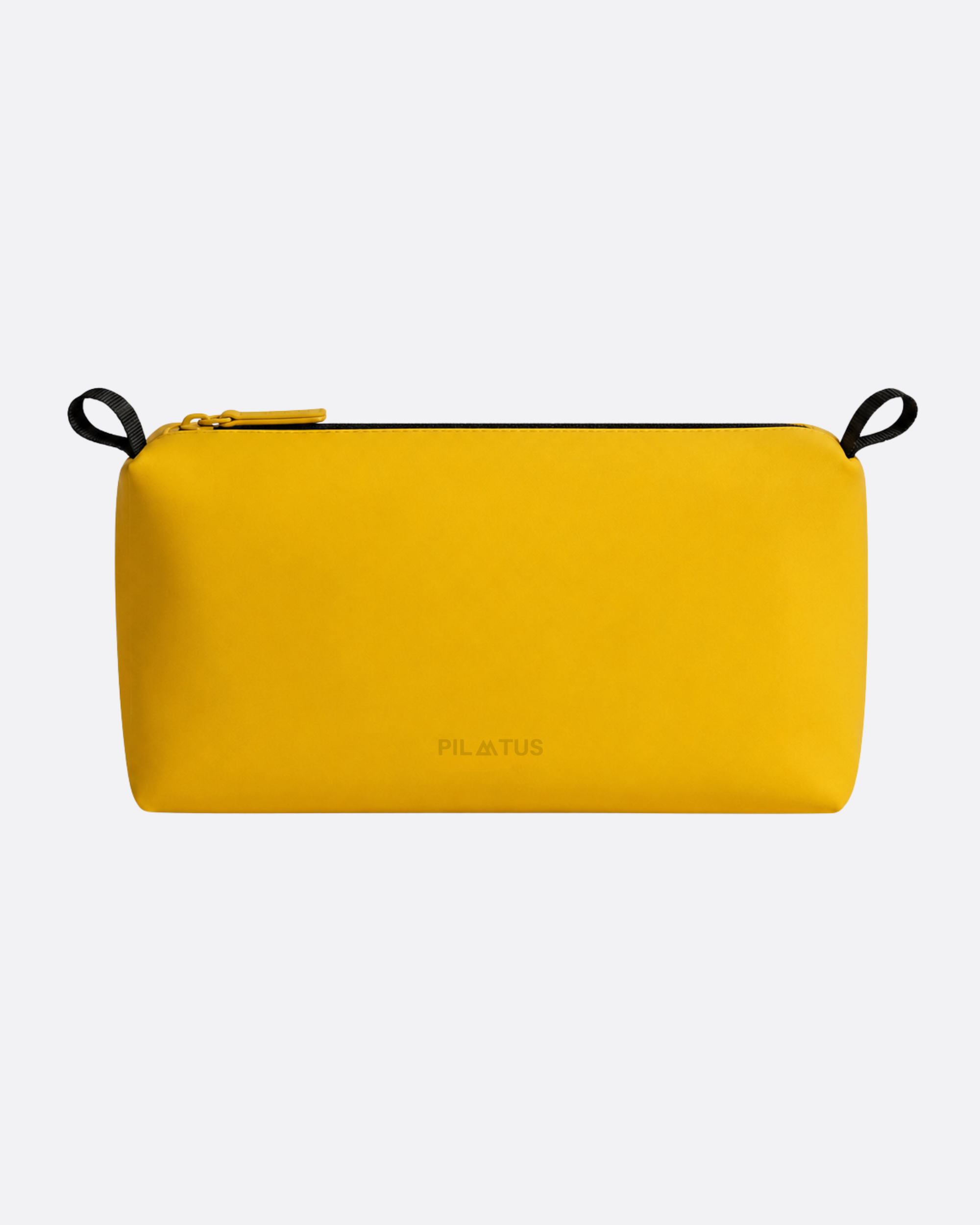 Neceser amarillo compacto con cremallera negra en la parte superior y tiras negras en ambos extremos. Texto: PILATUS