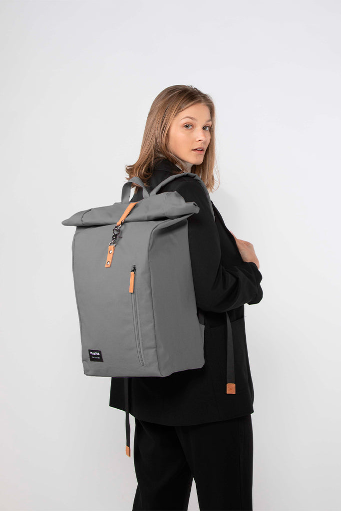 Mochila gris sostenible modelo