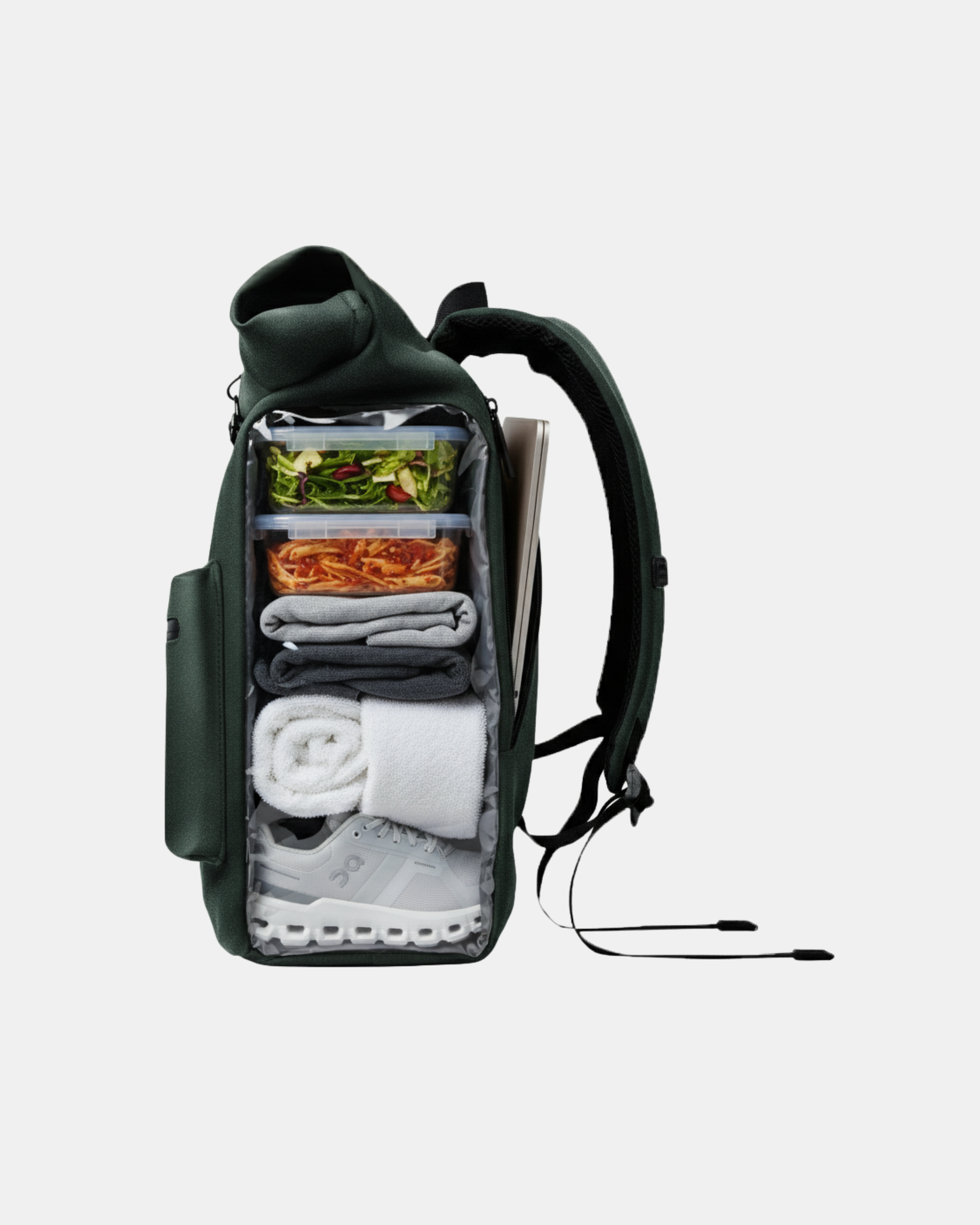 Mochila verde con compartimento térmico abierto; contiene dos táper transparentes (ensalada y pasta)