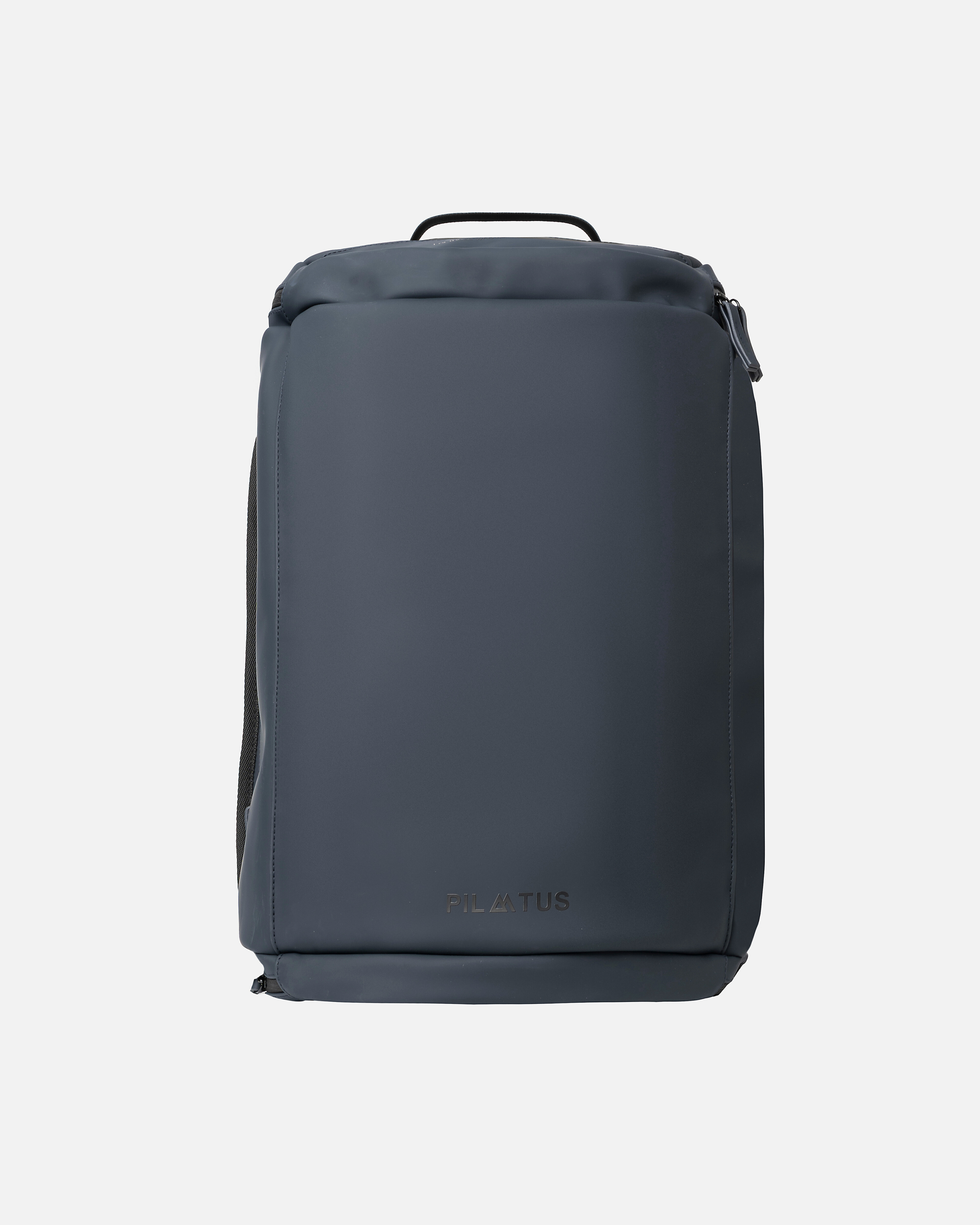 Mochila azul oscuro de frente, diseño liso y estructurado con asa superior y cremallera lateral. Texto: PILATUS