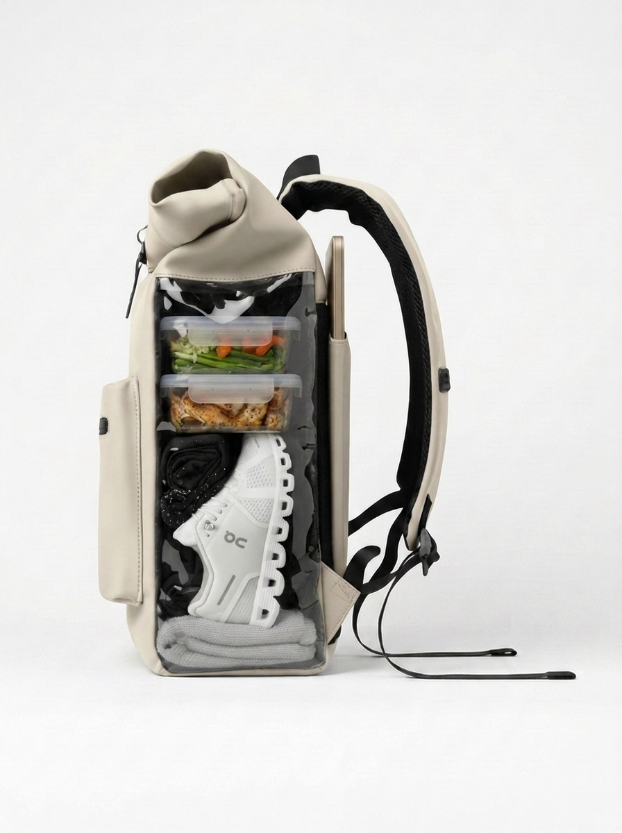 Mochila color crema con panel frontal transparente mostrando dos fiambreras, una zapatilla blanca con texto oc