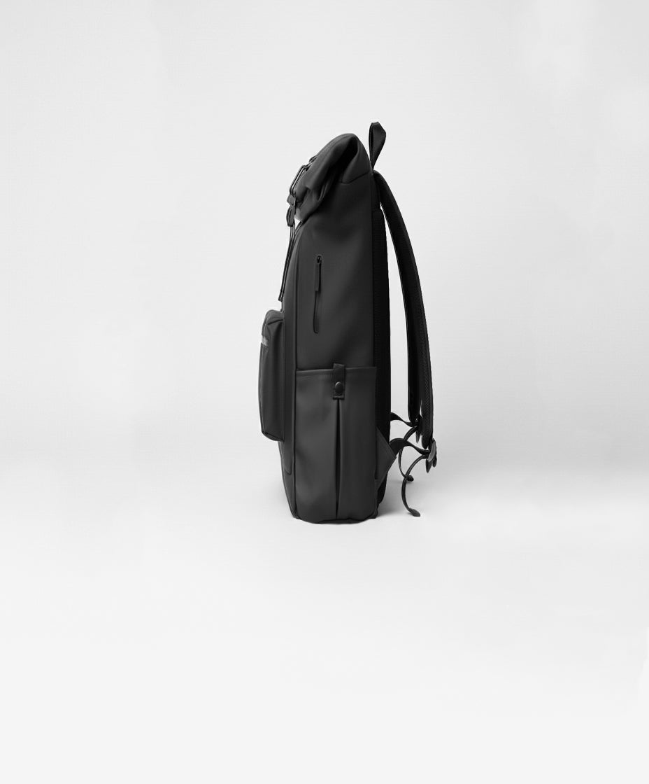 Parte lateral de la mochila mini urban negra 